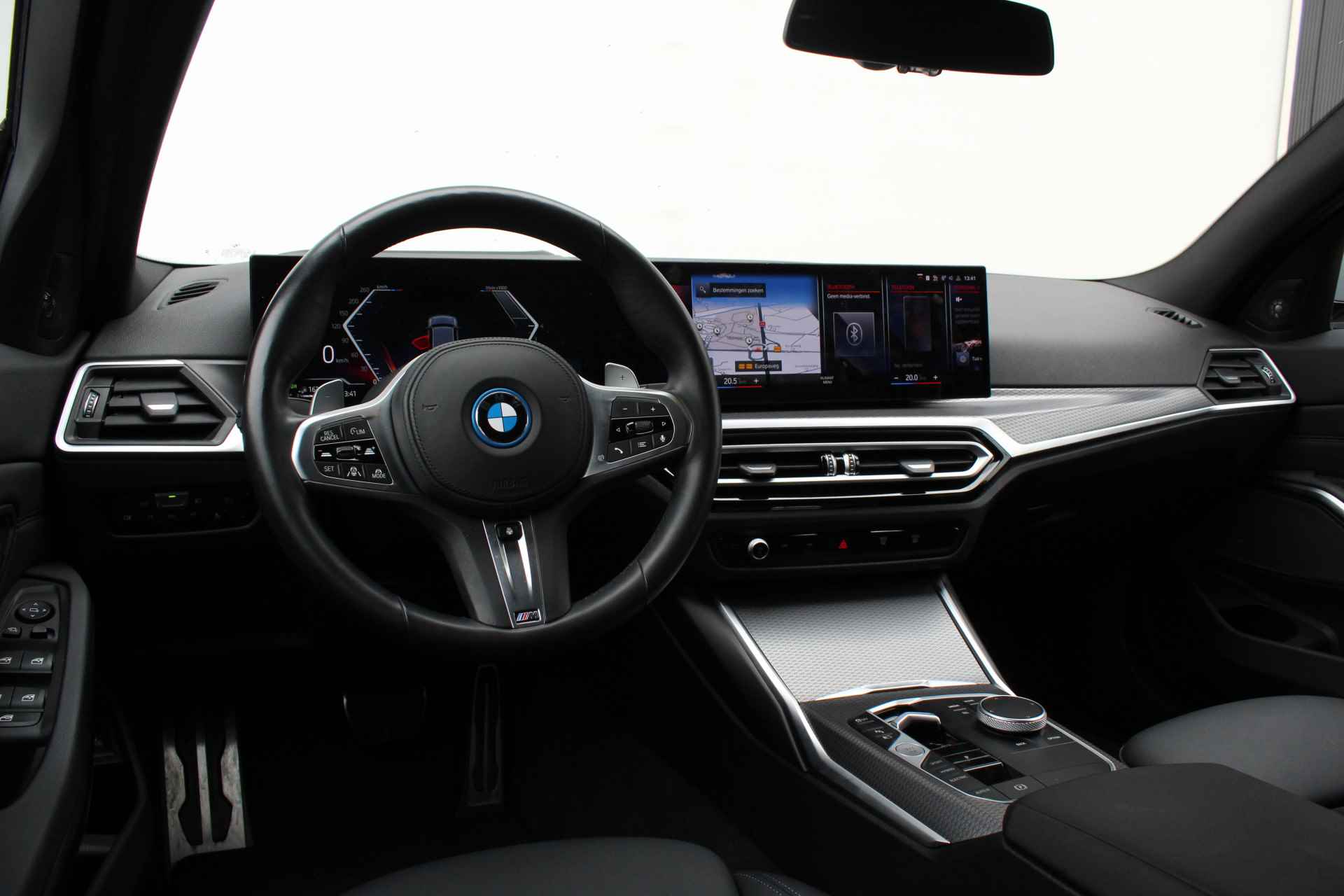 BMW 3 Serie Touring 330e High Executive M Sport Automaat / Panoramadak / Trekhaak / Adaptieve LED / Driving Assistant Professional / Comfort Access / Harman Kardon - 32/33