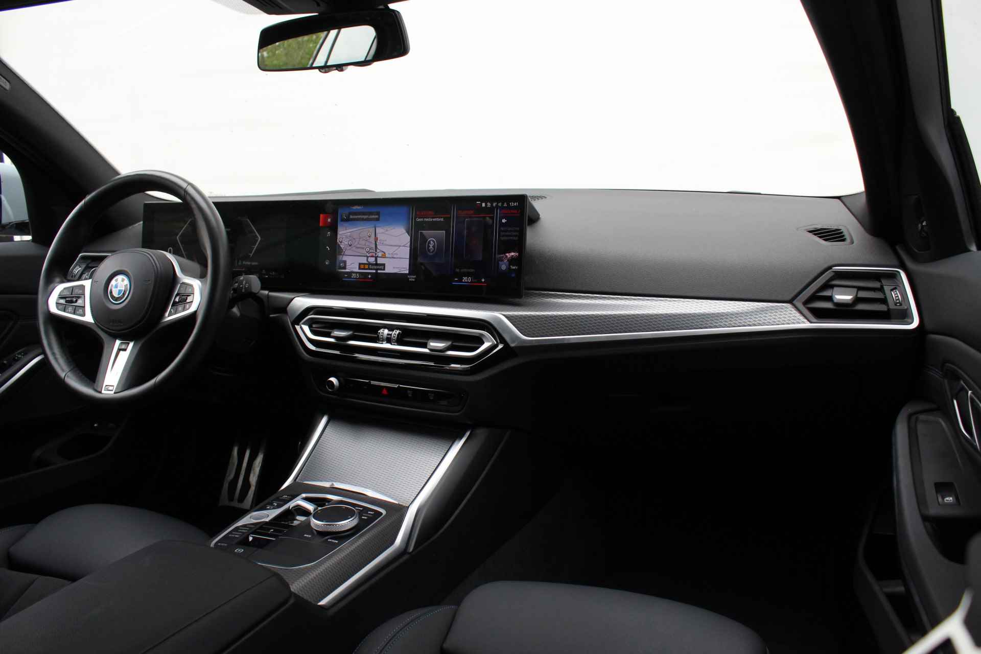 BMW 3 Serie Touring 330e High Executive M Sport Automaat / Panoramadak / Trekhaak / Adaptieve LED / Driving Assistant Professional / Comfort Access / Harman Kardon - 33/33