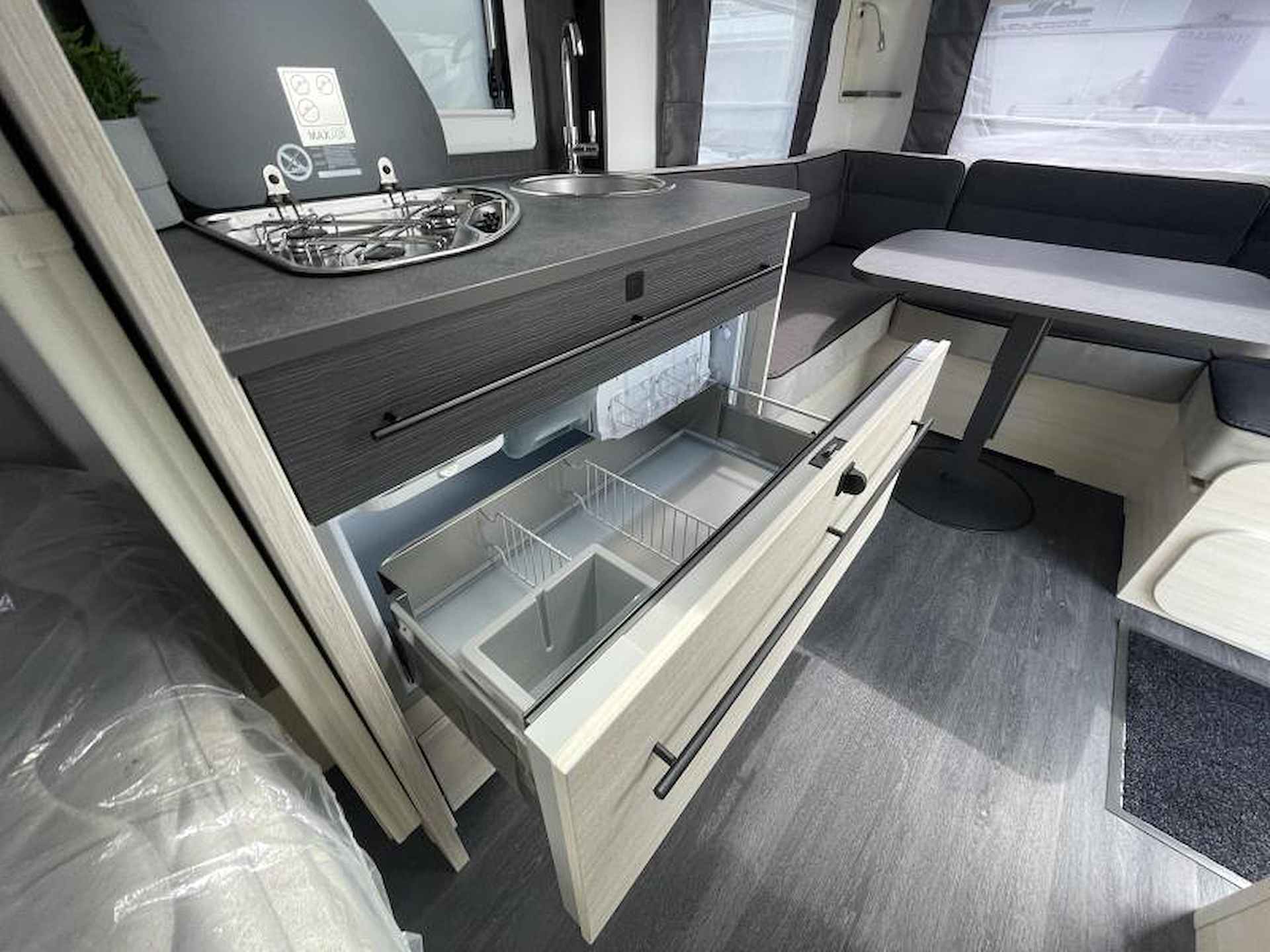 Caravelair Exclusive-Line 475 Frans bed | XL Koelkast - 14/24