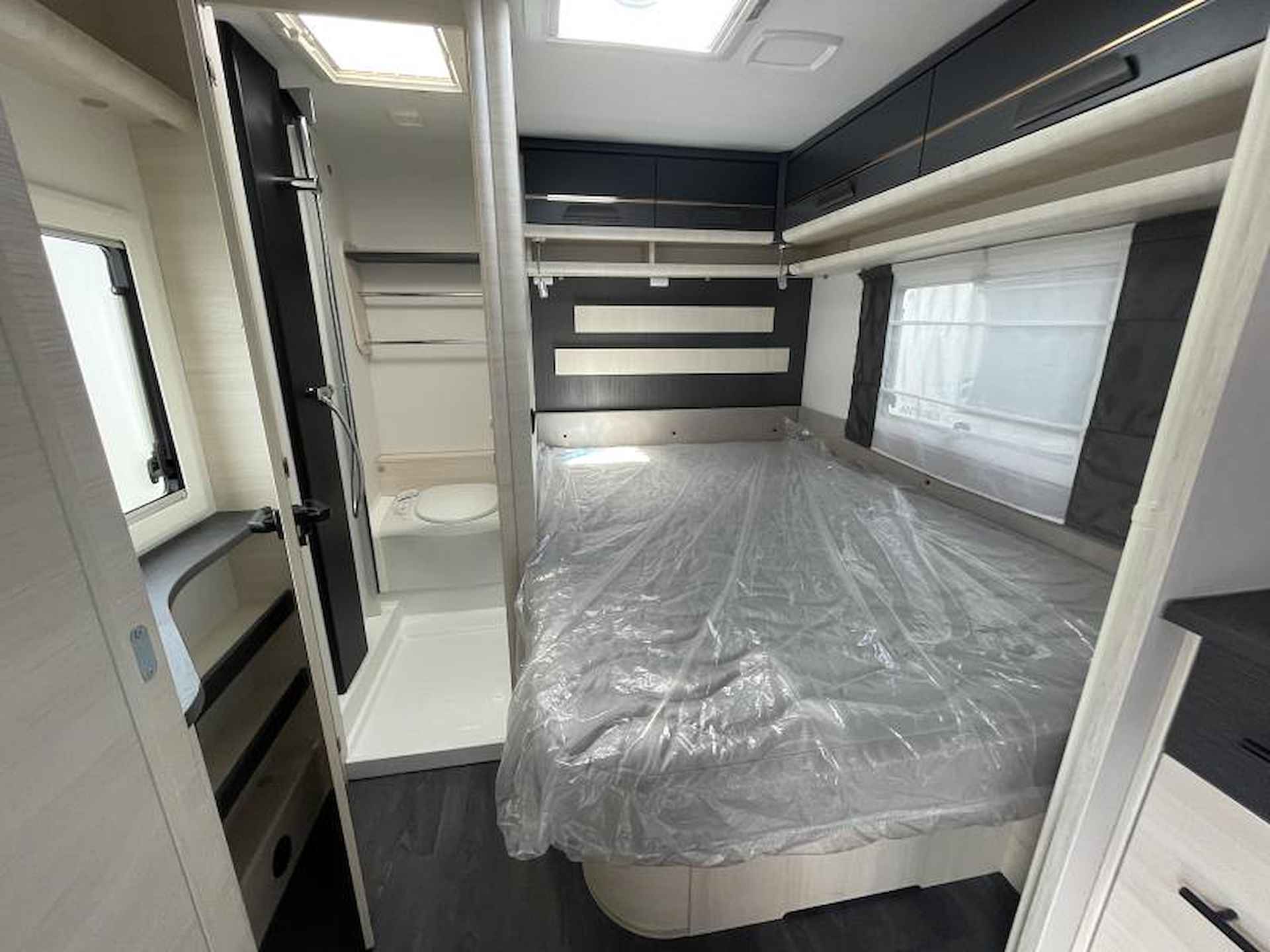 Caravelair Exclusive-Line 475 Frans bed | XL Koelkast - 17/24