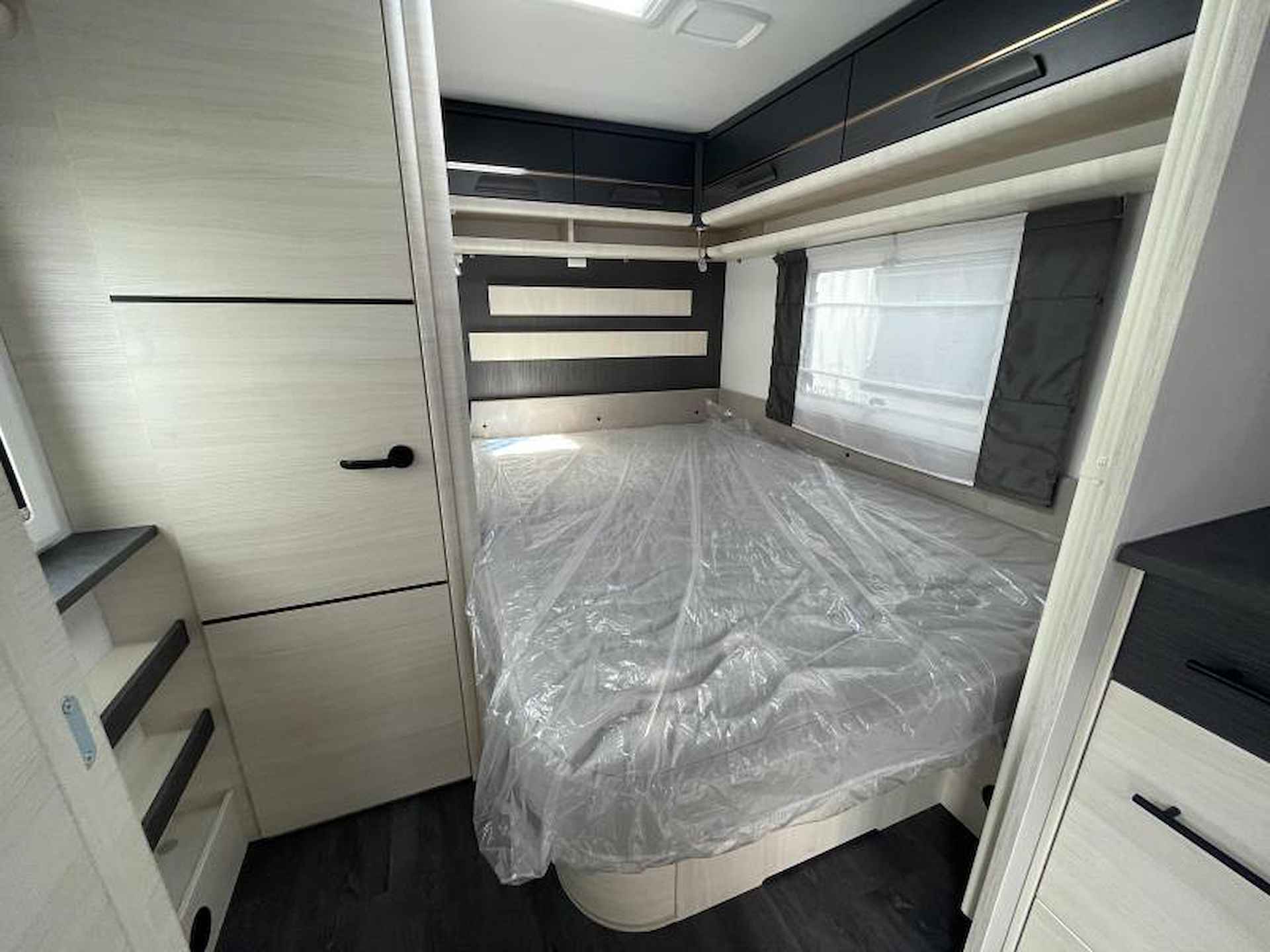 Caravelair Exclusive-Line 475 Frans bed | XL Koelkast - 16/24