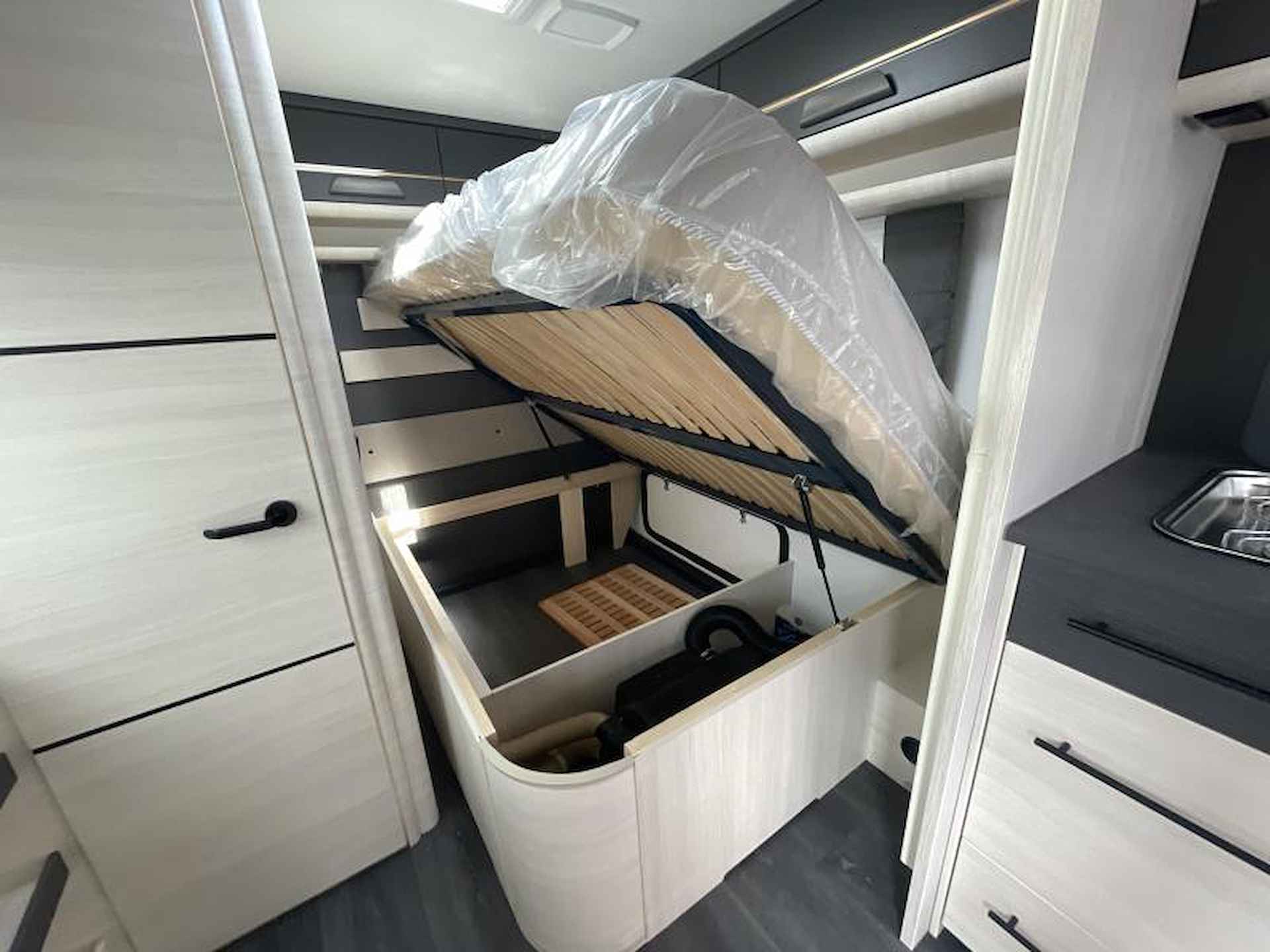 Caravelair Exclusive-Line 475 Frans bed | XL Koelkast - 18/24