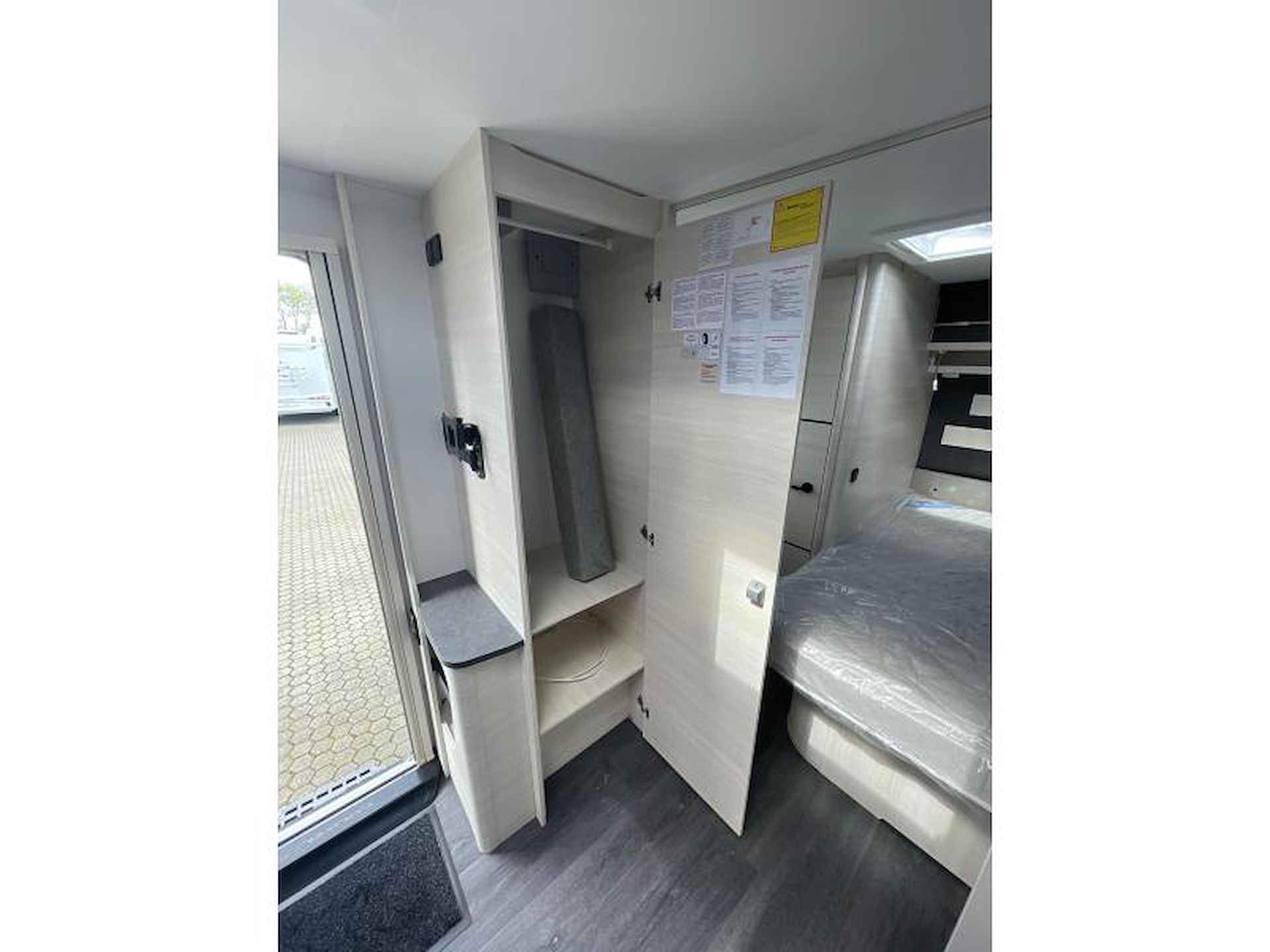 Caravelair Exclusive-Line 475 Frans bed | XL Koelkast - 22/24