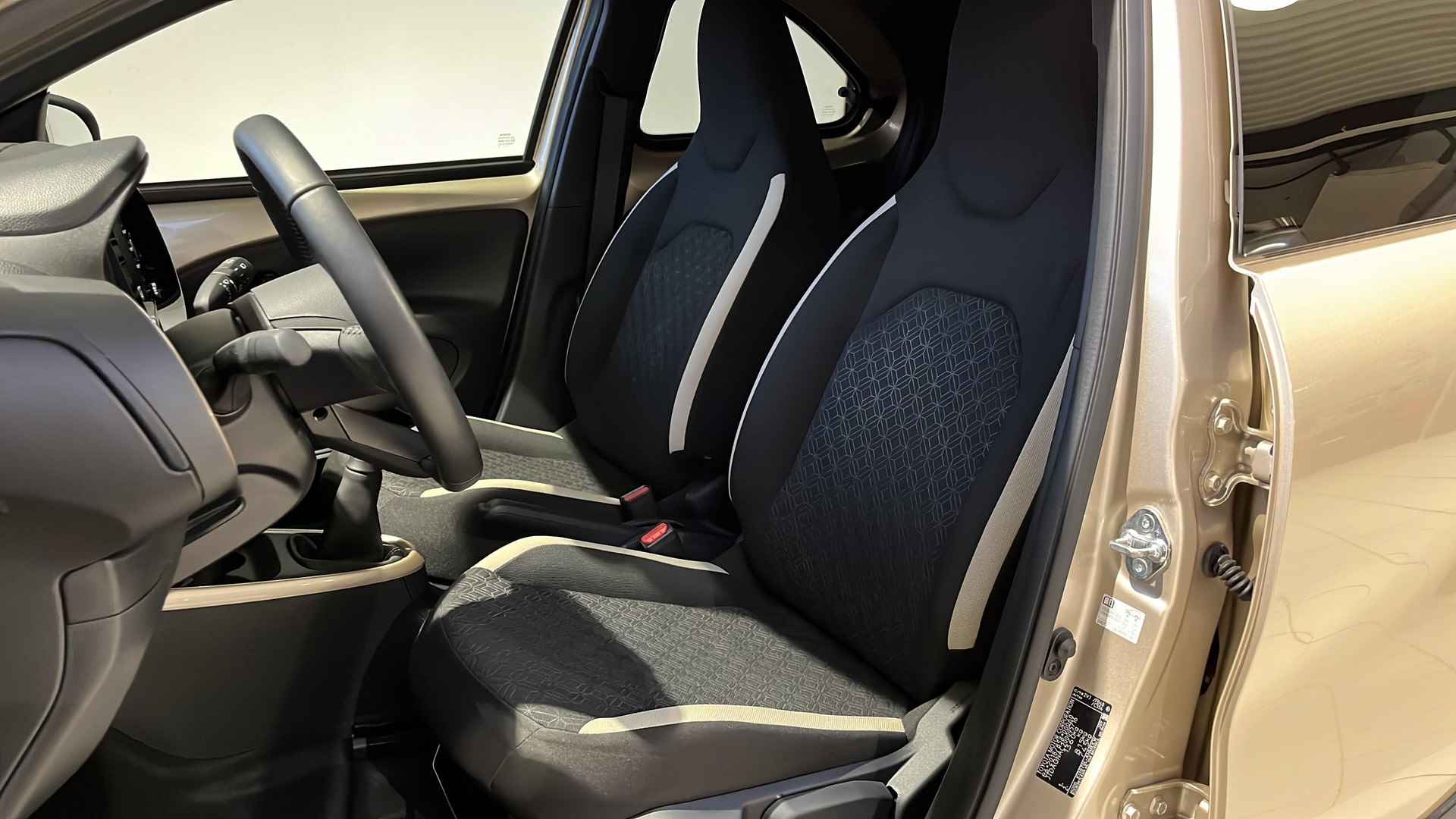 Toyota Aygo X 1.0 VVT-i MT Pulse | All-in prijs | Stoelverwarming | AppleCarplay/AndroidAuto | Camera | - 7/30
