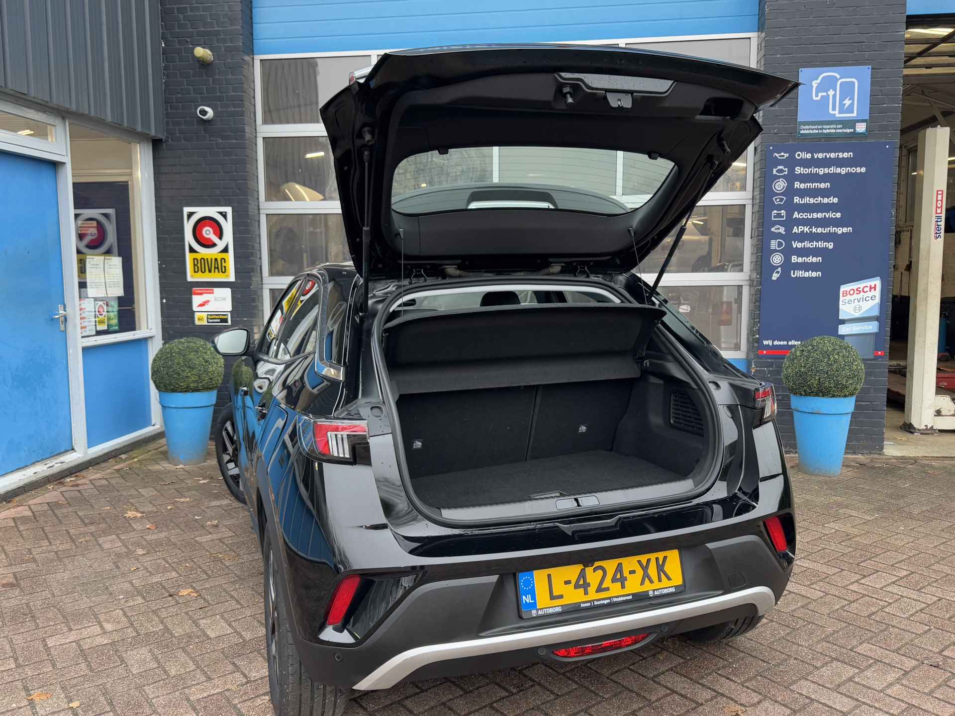 Opel Mokka-e Elegance 50-kWh 11kw bl. | Voorstoelen Verwarmd | Achteruitrijcamera | Stuurverwarming | Rijklaar + 12 Maand BOVAG Garantie - 45/56