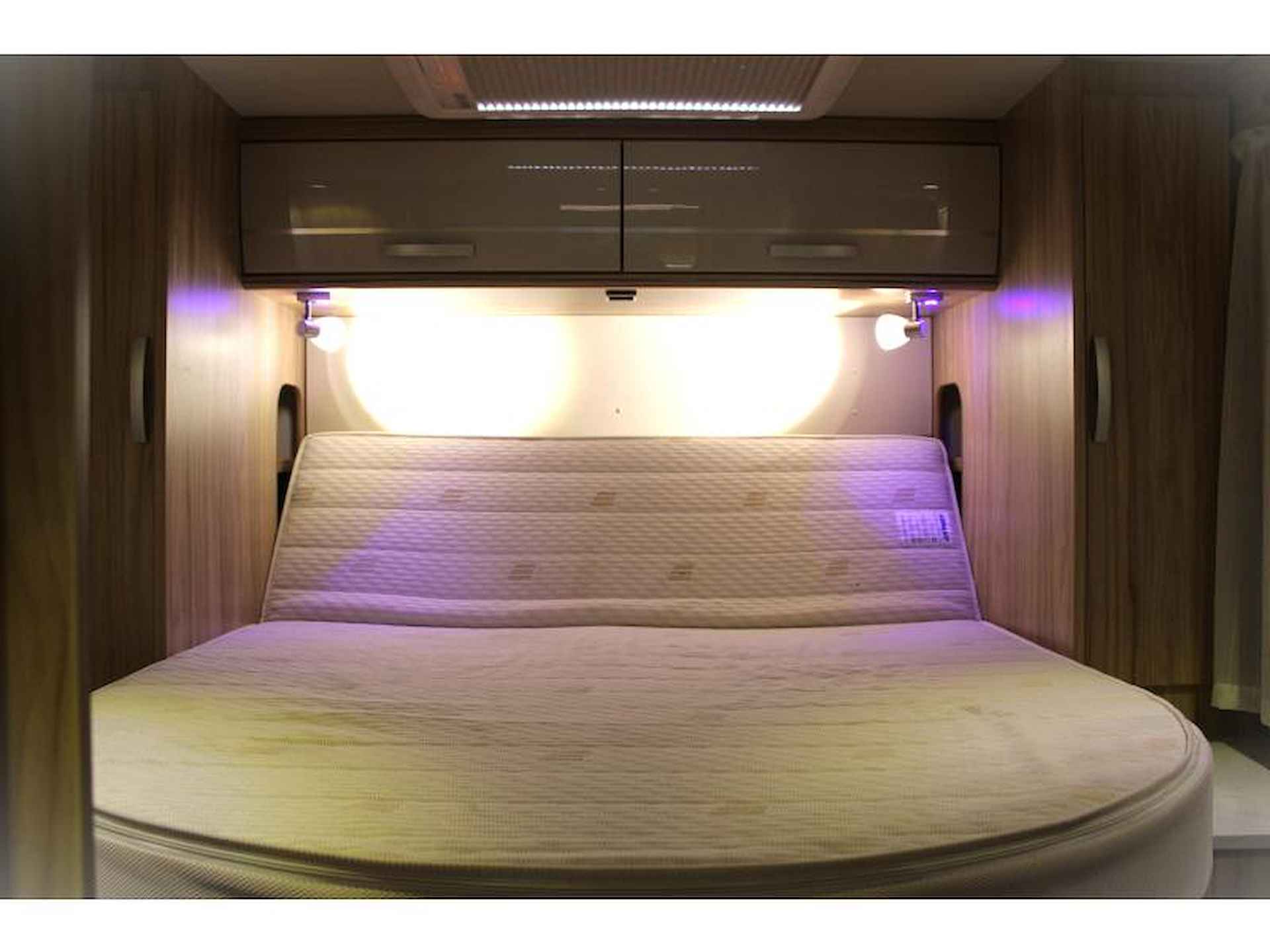 Hymer T698 CL  Queenstbed /  Hefbed - 8/24