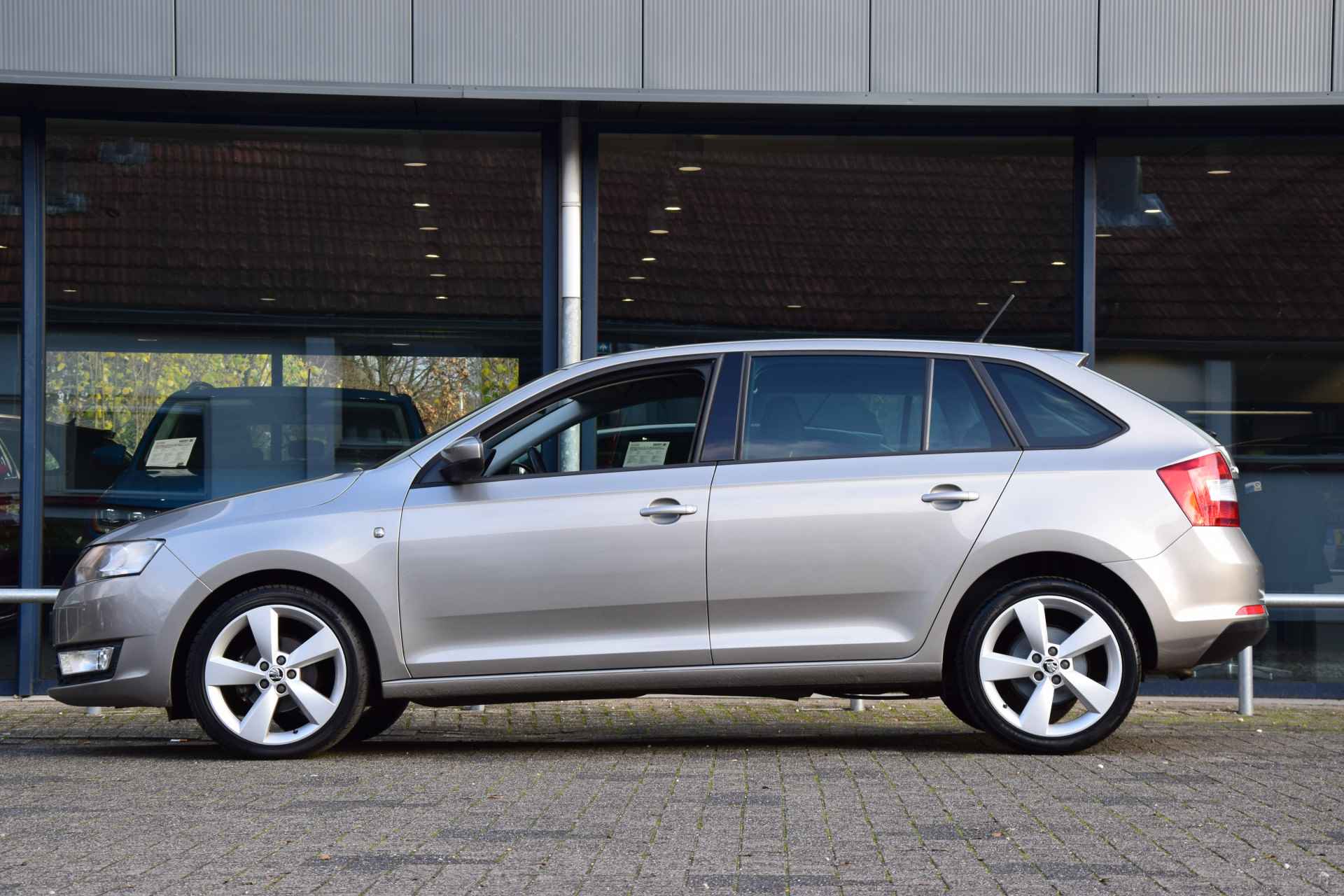 Škoda Rapid Spaceback 1.2 TSI 86PK Greentech Elegance Businessline Pro | NL Auto | BOVAG Garantie | Navigatie | Parkeersensoren Achter | Cruise & Climate Control |17" Velgen | Bluetooth | Stoelverwarming | - 4/38