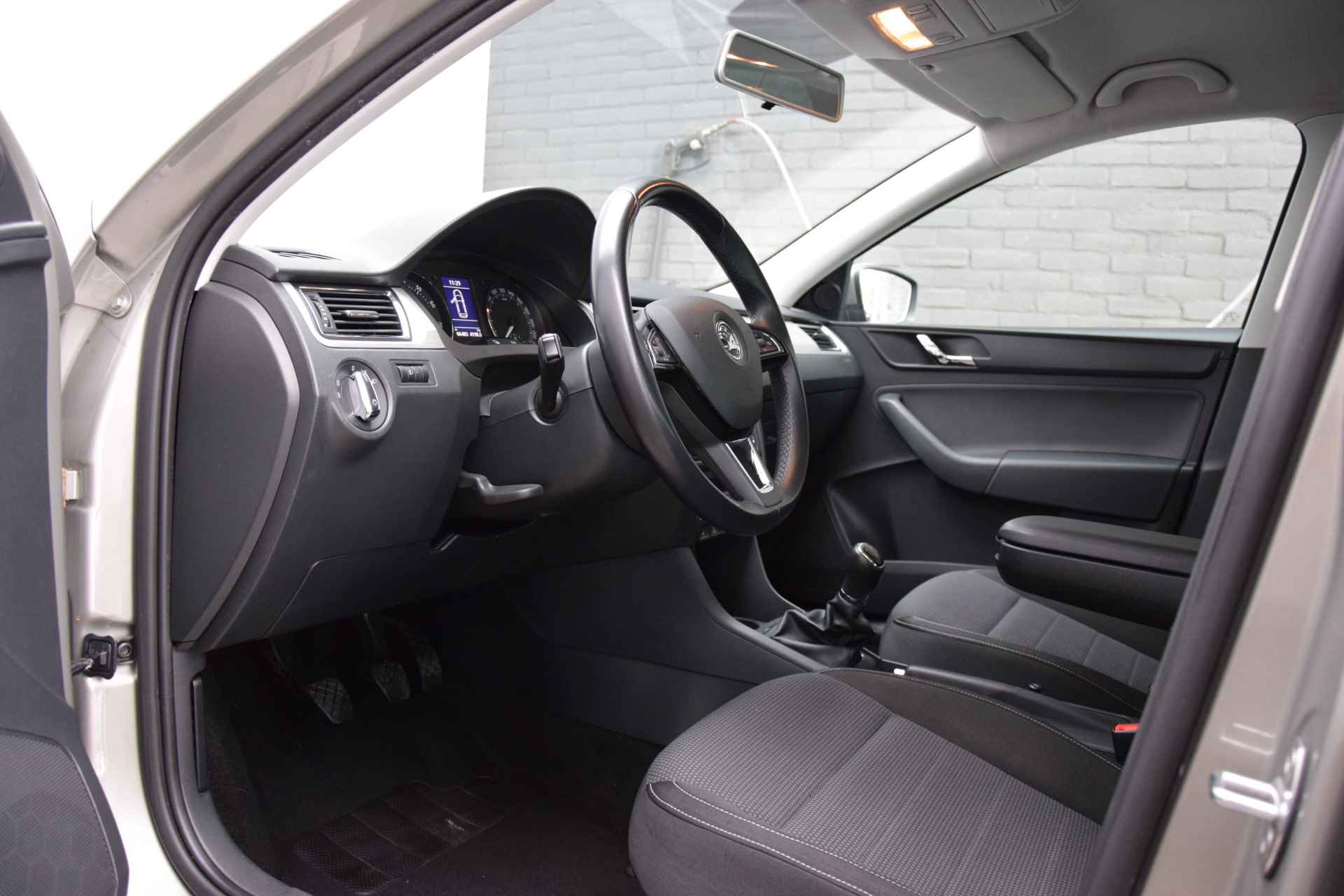 Škoda Rapid Spaceback 1.2 TSI 86PK Greentech Elegance Businessline Pro | NL Auto | BOVAG Garantie | Navigatie | Parkeersensoren Achter | Cruise & Climate Control |17" Velgen | Bluetooth | Stoelverwarming | - 9/38