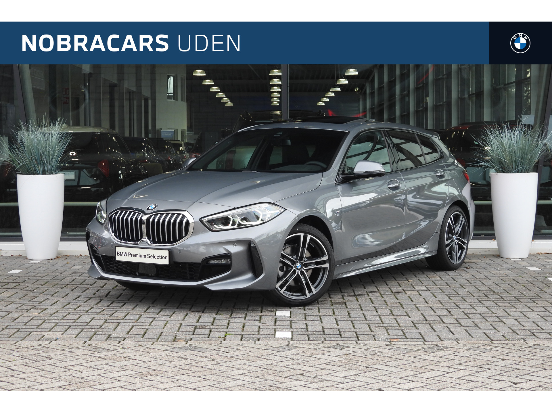 BMW 1-serie 118i High Executive M Sport Automaat / Panoramdak / Trekhaak / Sportstoelen / Stoelverwarming / LED / Parking Assistant / Live Cockpit Professional / M Sport steering