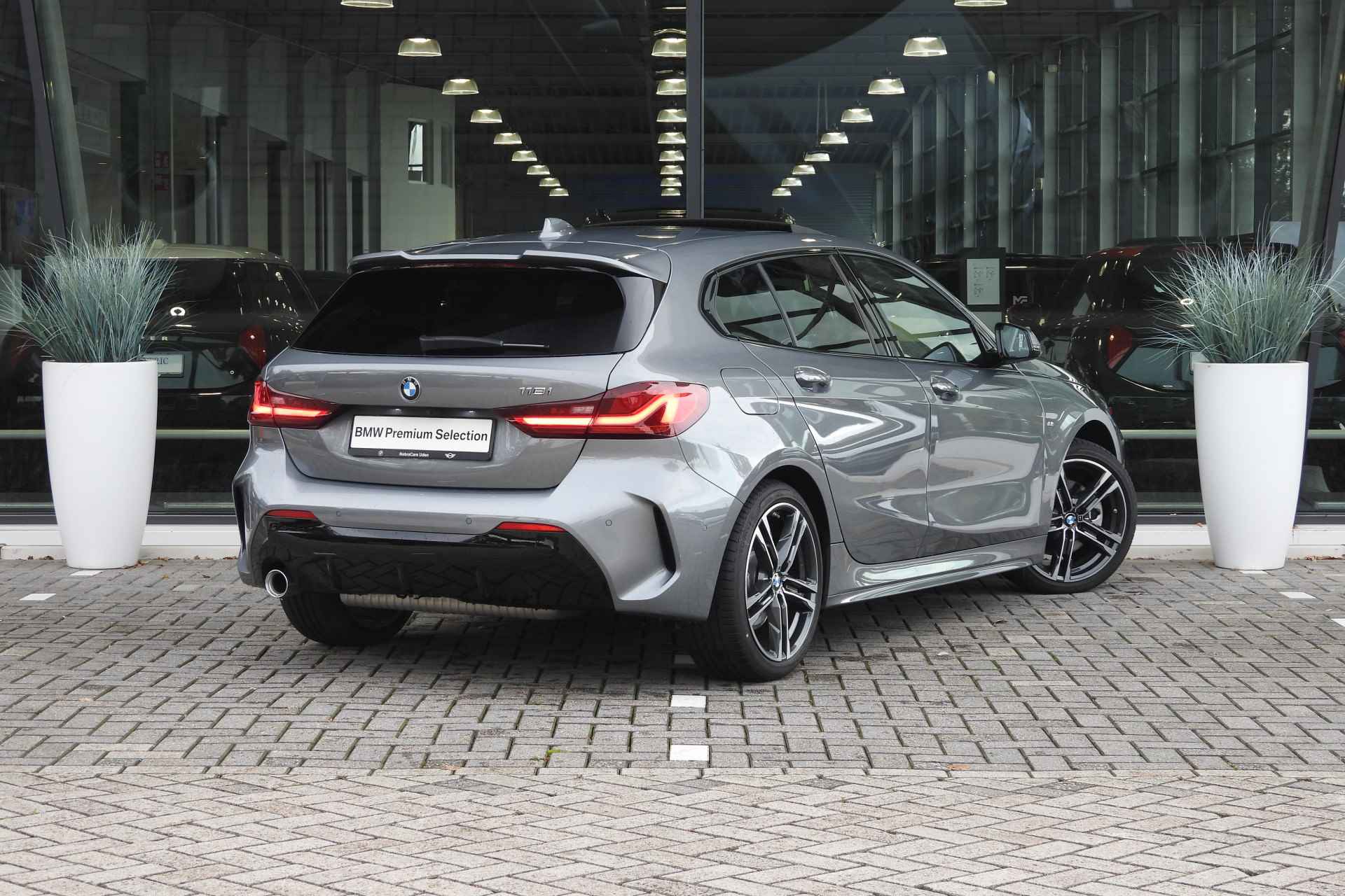 BMW 1-serie 118i High Executive M Sport Automaat / Panoramdak / Trekhaak / Sportstoelen / Stoelverwarming / LED / Parking Assistant / Live Cockpit Professional / M Sport steering - 3/37