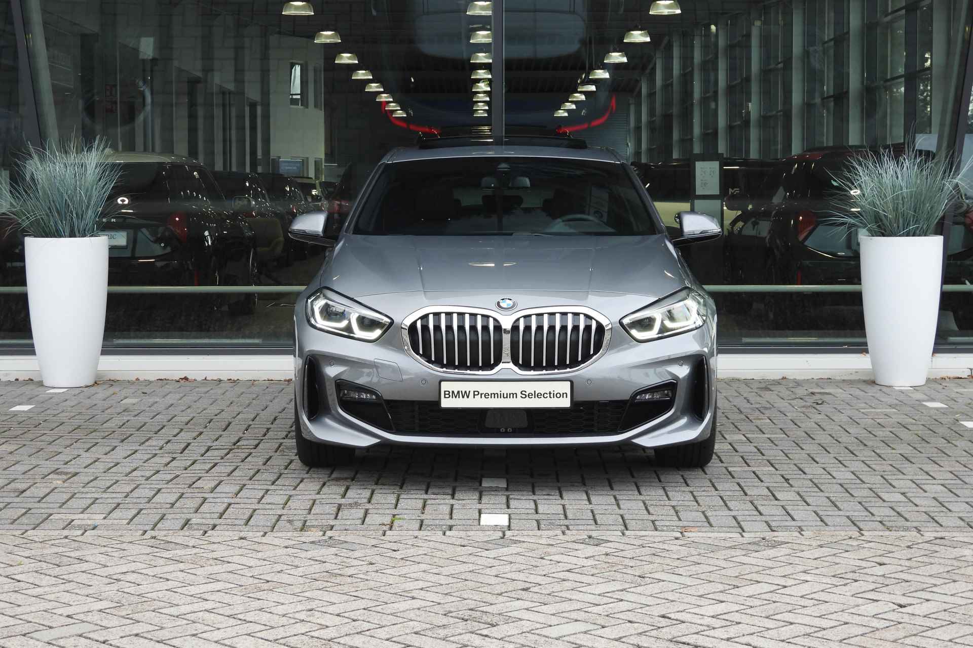 BMW 1-serie 118i High Executive M Sport Automaat / Panoramdak / Trekhaak / Sportstoelen / Stoelverwarming / LED / Parking Assistant / Live Cockpit Professional / M Sport steering - 7/37