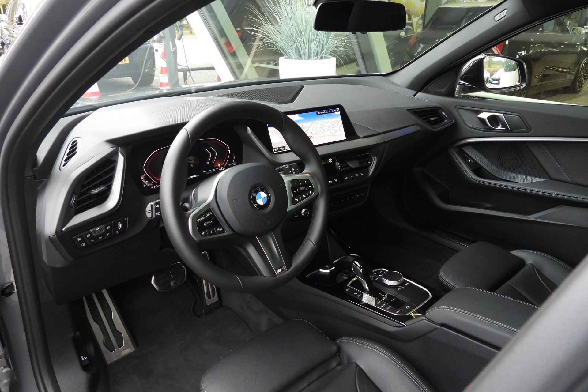 BMW 1-serie 118i High Executive M Sport Automaat / Panoramdak / Trekhaak / Sportstoelen / Stoelverwarming / LED / Parking Assistant / Live Cockpit Professional / M Sport steering - 10/37