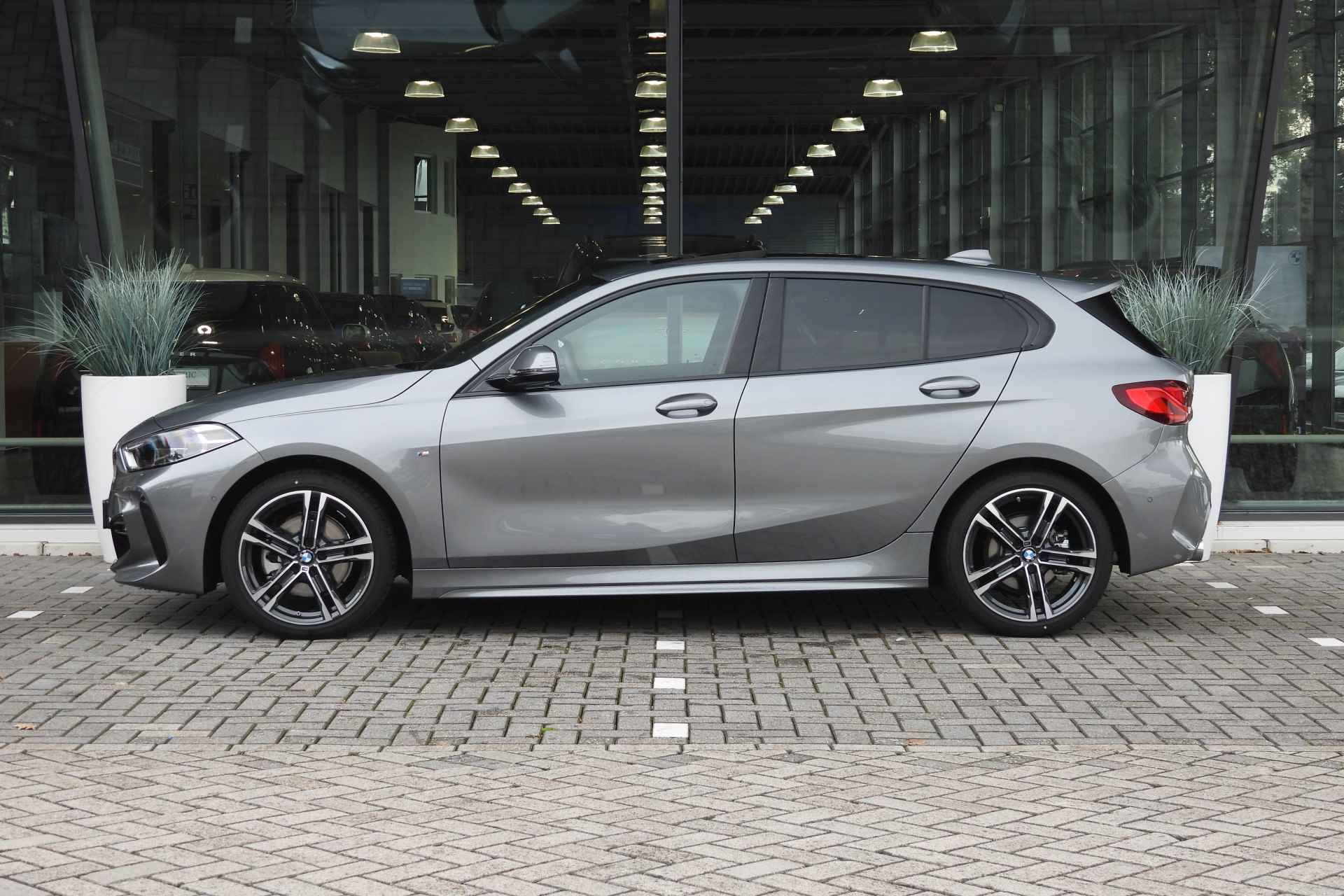 BMW 1-serie 118i High Executive M Sport Automaat / Panoramdak / Trekhaak / Sportstoelen / Stoelverwarming / LED / Parking Assistant / Live Cockpit Professional / M Sport steering - 13/37