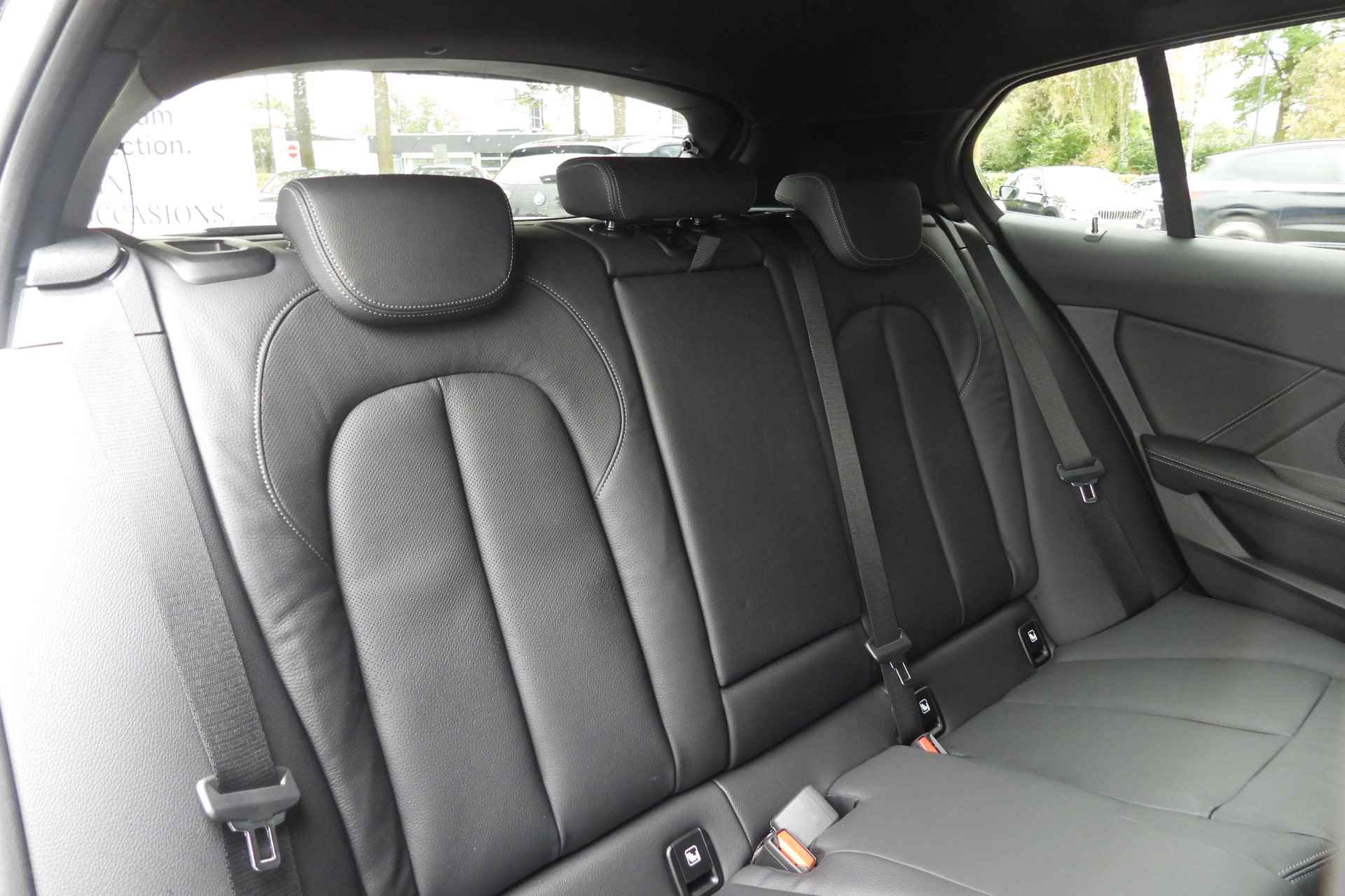 BMW 1-serie 118i High Executive M Sport Automaat / Panoramdak / Trekhaak / Sportstoelen / Stoelverwarming / LED / Parking Assistant / Live Cockpit Professional / M Sport steering - 19/37