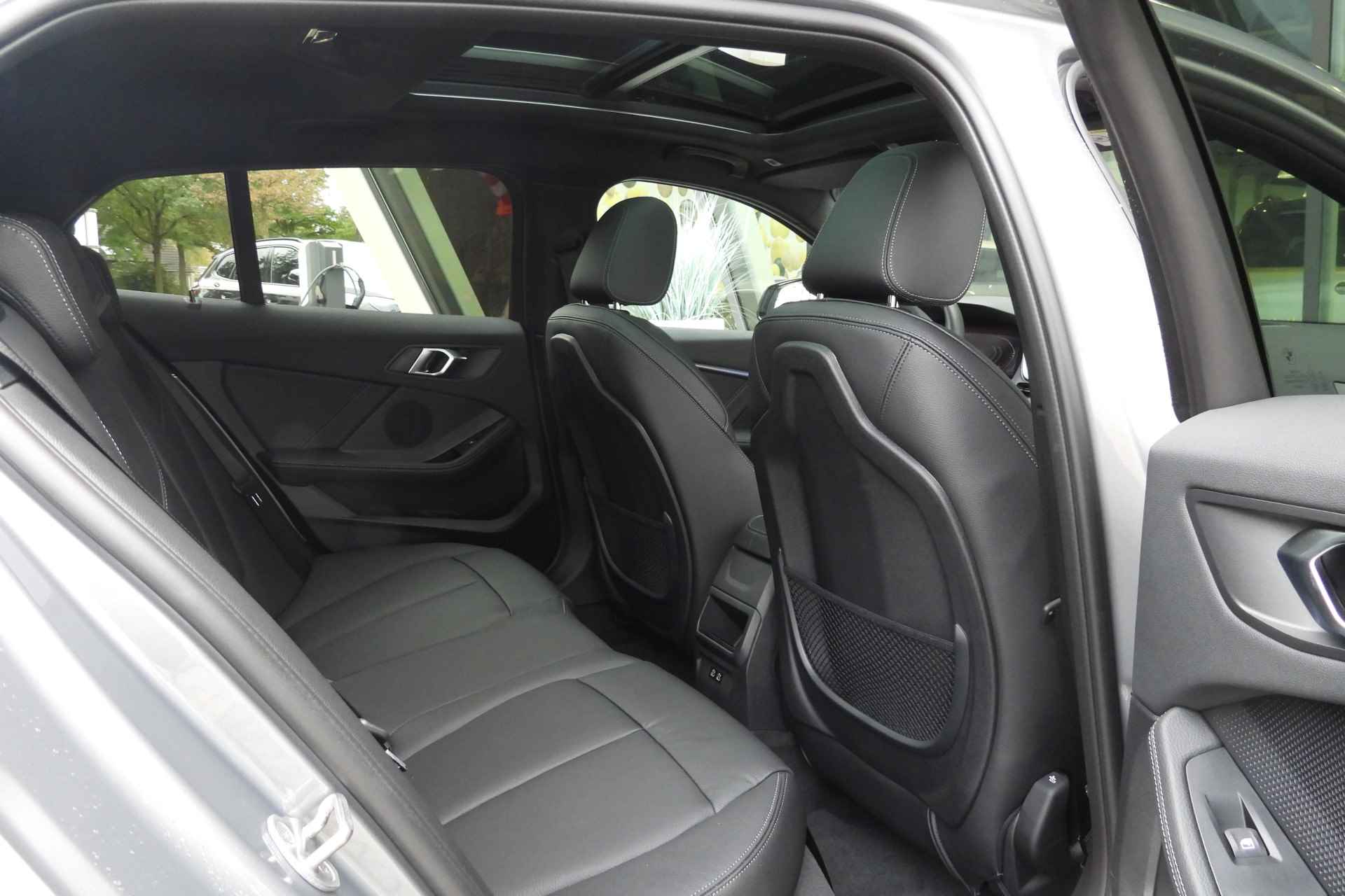 BMW 1-serie 118i High Executive M Sport Automaat / Panoramdak / Trekhaak / Sportstoelen / Stoelverwarming / LED / Parking Assistant / Live Cockpit Professional / M Sport steering - 20/37