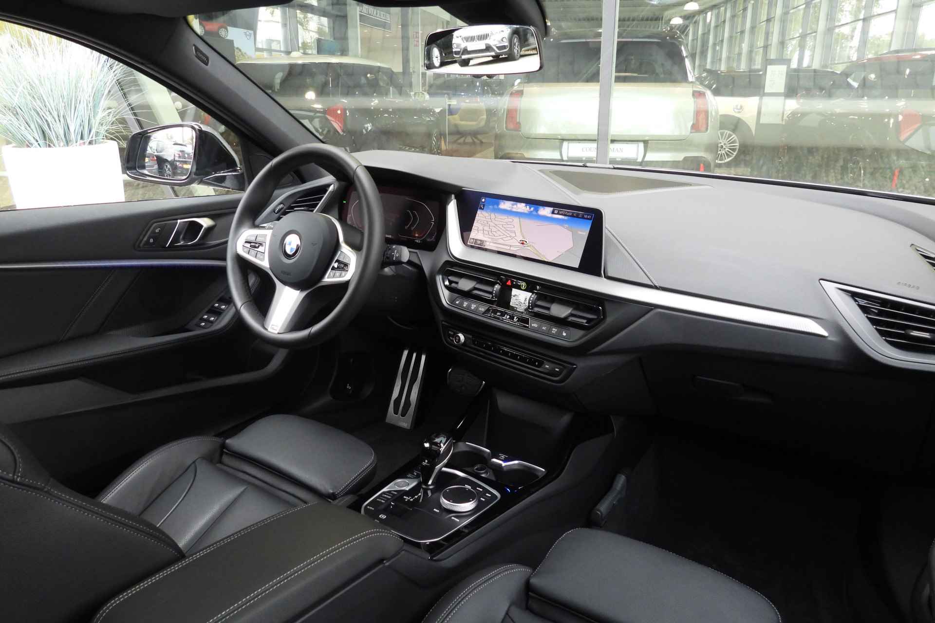 BMW 1-serie 118i High Executive M Sport Automaat / Panoramdak / Trekhaak / Sportstoelen / Stoelverwarming / LED / Parking Assistant / Live Cockpit Professional / M Sport steering - 21/37