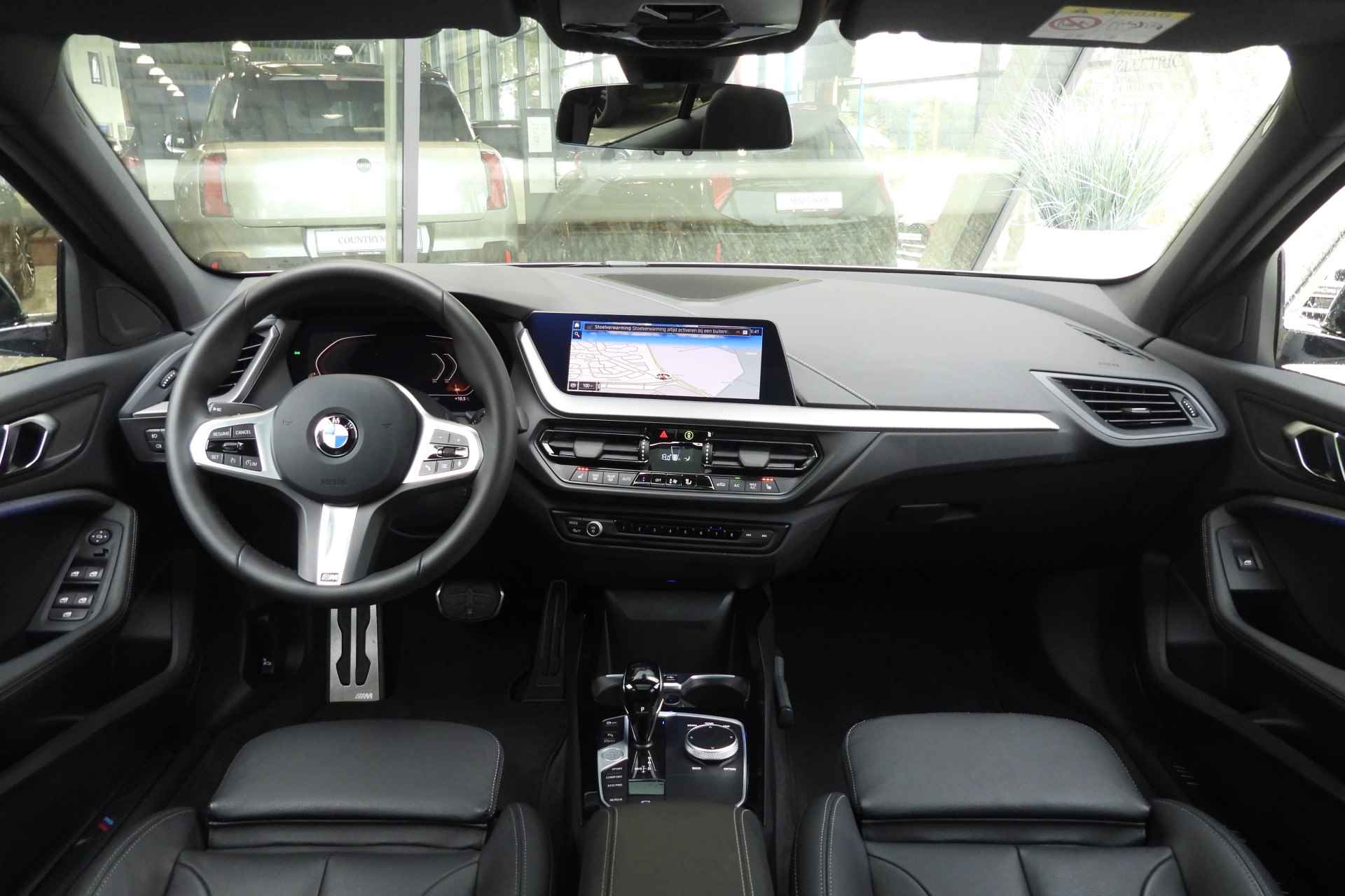 BMW 1-serie 118i High Executive M Sport Automaat / Panoramdak / Trekhaak / Sportstoelen / Stoelverwarming / LED / Parking Assistant / Live Cockpit Professional / M Sport steering - 22/37