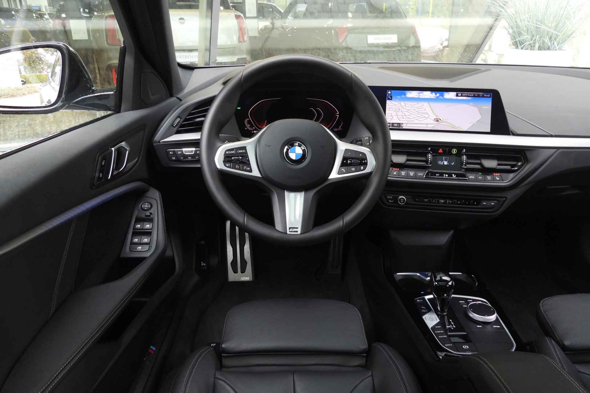 BMW 1-serie 118i High Executive M Sport Automaat / Panoramdak / Trekhaak / Sportstoelen / Stoelverwarming / LED / Parking Assistant / Live Cockpit Professional / M Sport steering - 25/37