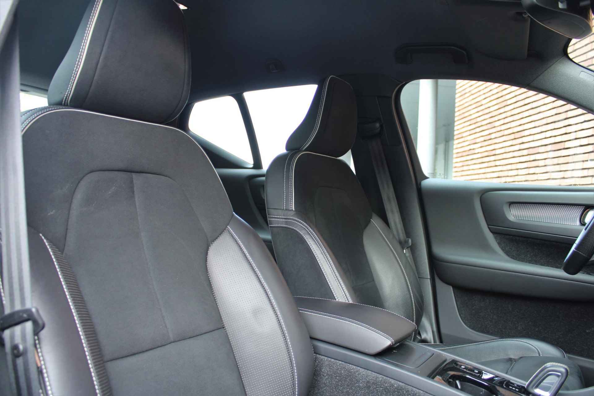 Volvo XC40 T4 R-Design Verwarmbare Voorstoelen, Parkeersensoren, Apple Carplay/Android Auto, Achteruitrijcamera, High Performance Audio, Navigatiesysteem, Cruise Control, LED Koplampen, R-Design Exterieur, Elektrische Achterklep - 4/23