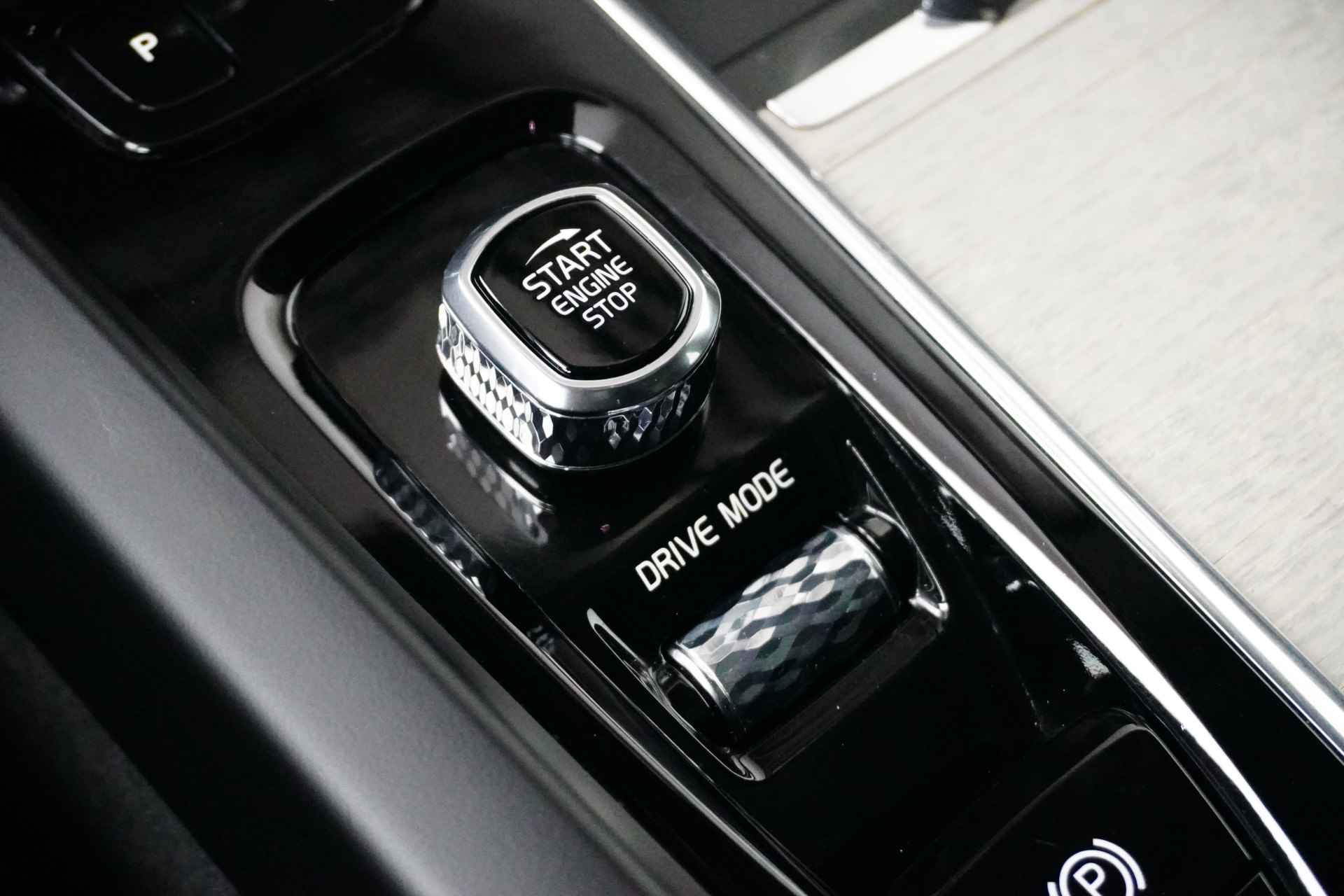 Volvo XC60 T8 AWD Inscription | Adaptive Cruise | Harman/Kardon | 360° Camera | Panoramadak | HUD | Trekhaak | Getint Glas | 22 Inch - 26/33
