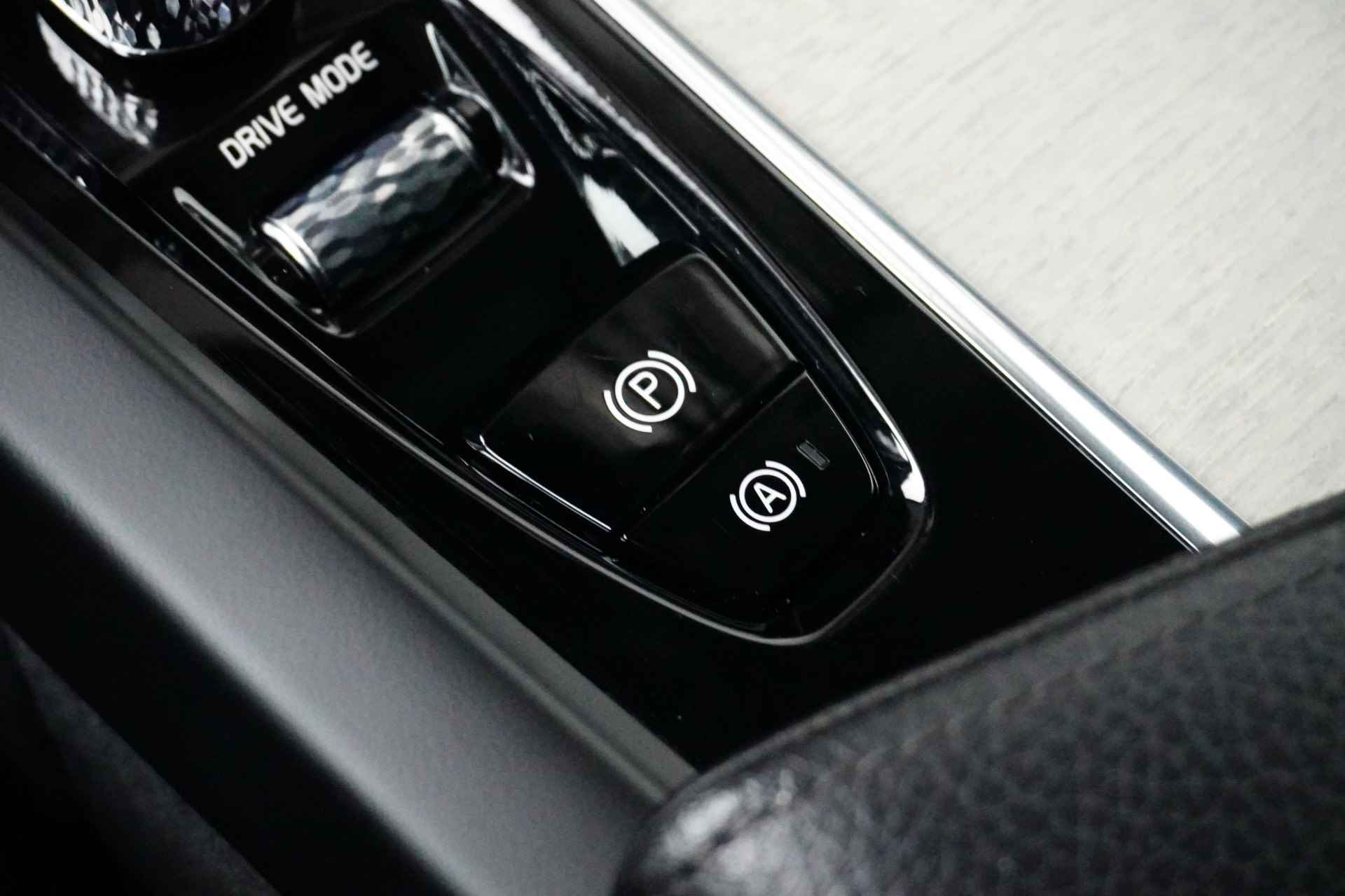 Volvo XC60 T8 AWD Inscription | Adaptive Cruise | Harman/Kardon | 360° Camera | Panoramadak | HUD | Trekhaak | Getint Glas | 22 Inch - 27/33