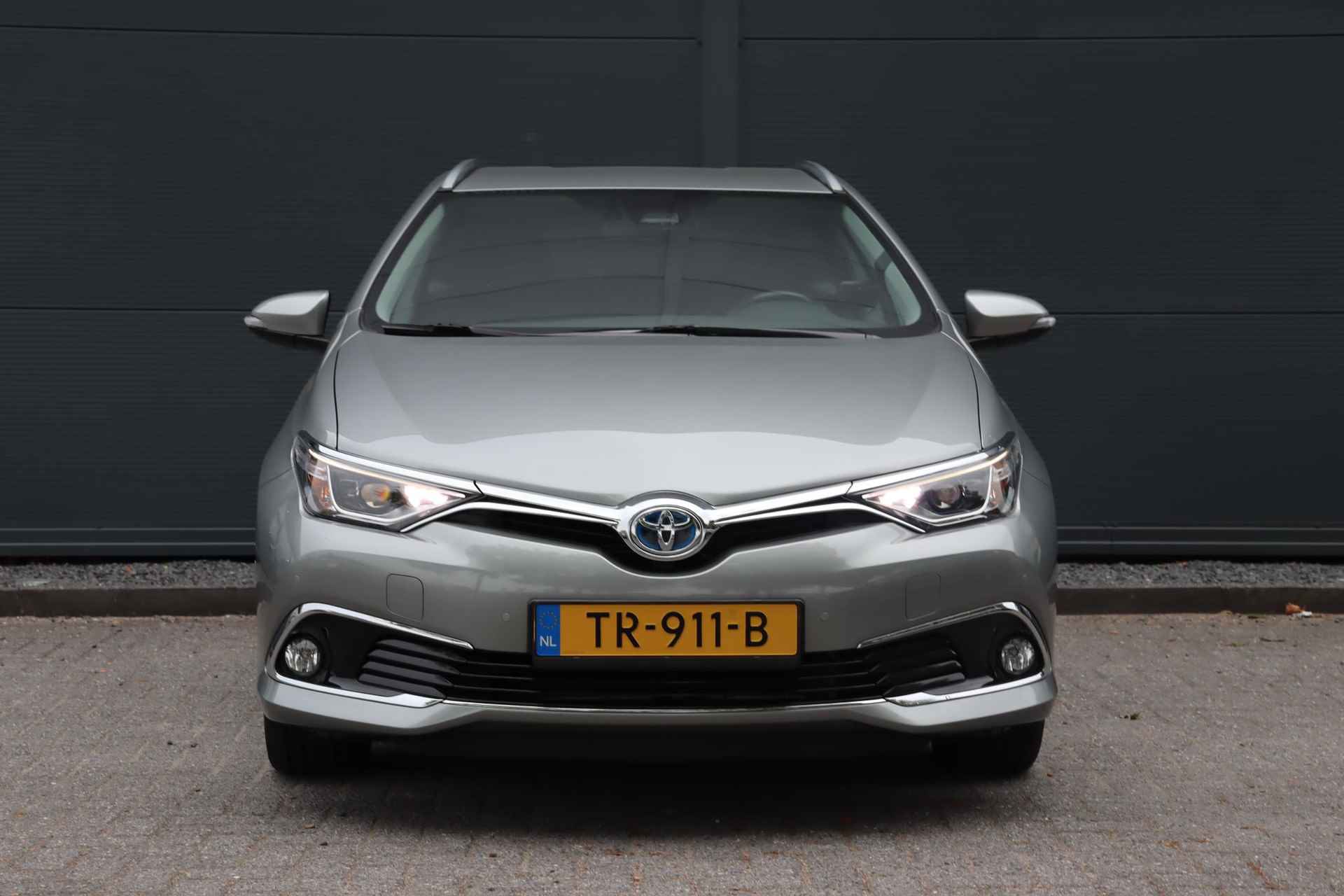 Toyota Auris Touring Sports 1.8 Hybrid Executive Stoelverwarming Parkeersensoren Navigatie - 2/36