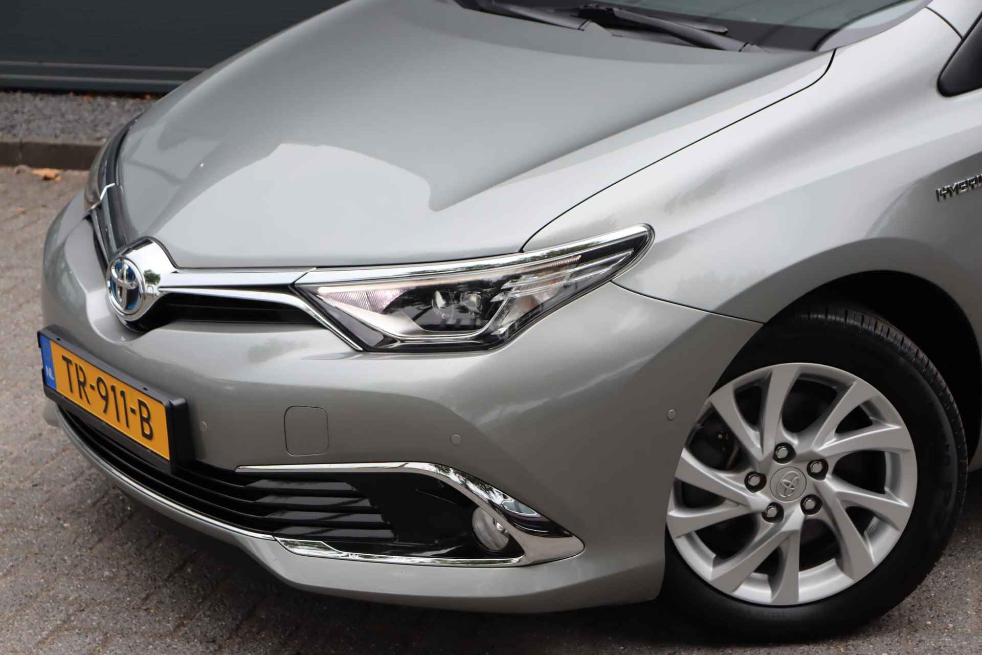 Toyota Auris Touring Sports 1.8 Hybrid Executive Stoelverwarming Parkeersensoren Navigatie - 30/36