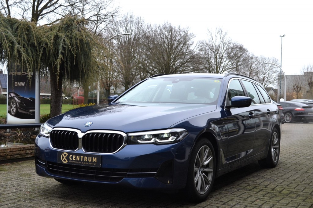 BMW 5-serie 530e Touring - Head Up - Driving Assistant bij viaBOVAG.nl