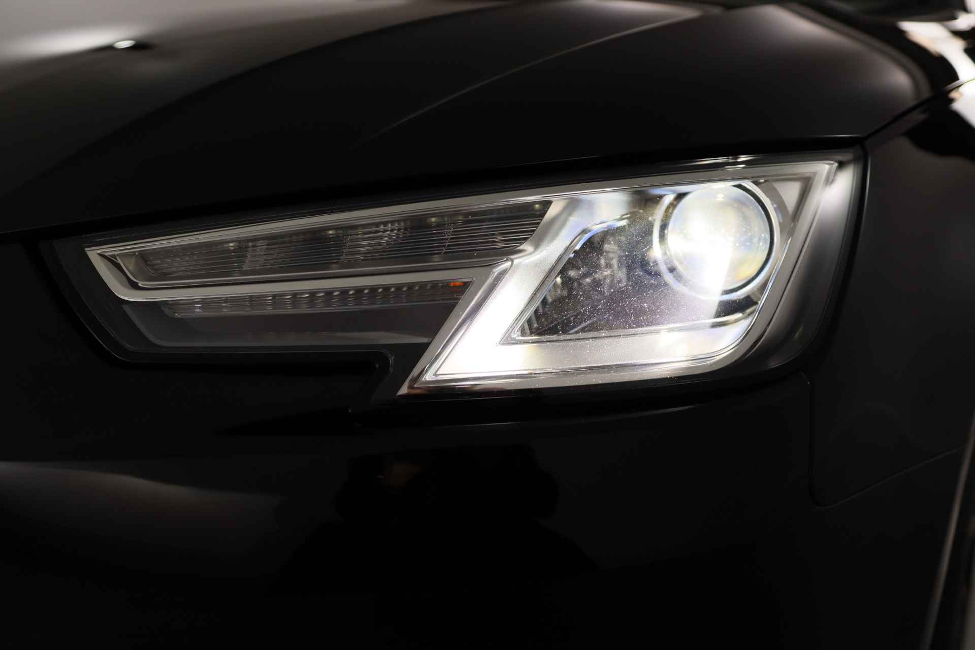 Audi A4 Limousine 35 TFSI Design Pro Line | Leder | Navi | Stoelverwarming | ECC | Keyless | Cruise | LED | 18'' Lichtmetalen Velgen - 15/52