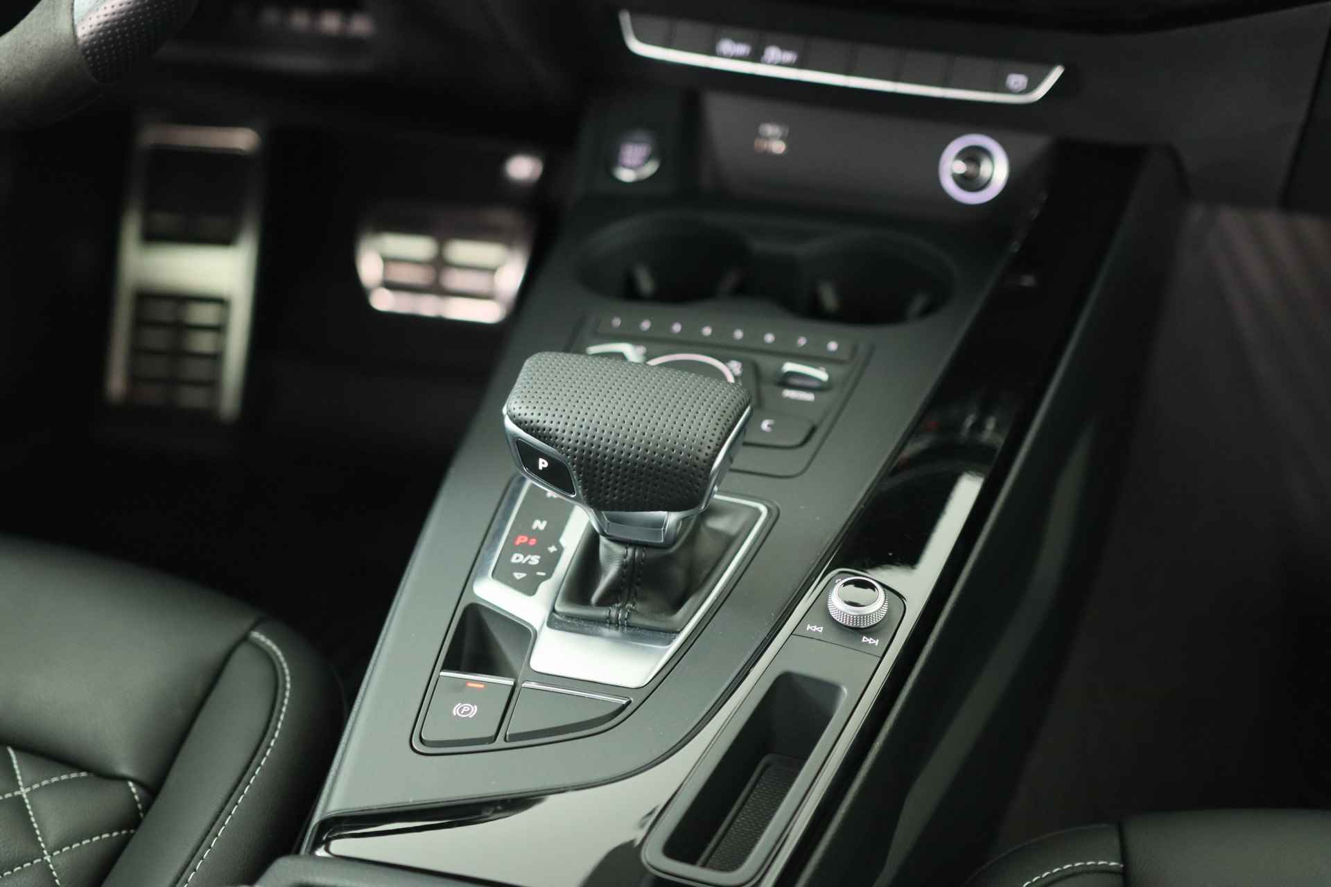 Audi A4 Limousine 35 TFSI Design Pro Line | Leder | Navi | Stoelverwarming | ECC | Keyless | Cruise | LED | 18'' Lichtmetalen Velgen - 30/52
