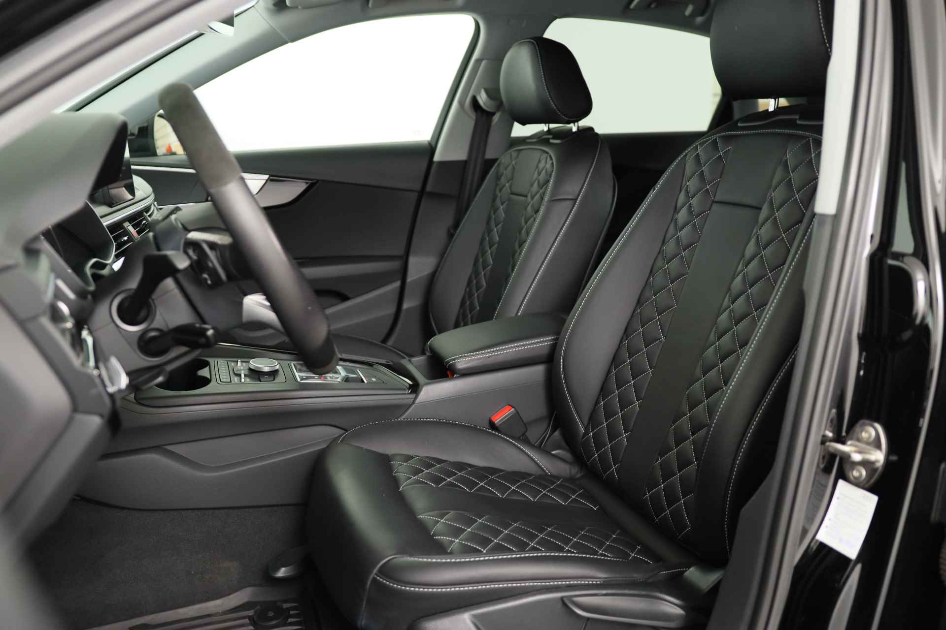 Audi A4 Limousine 35 TFSI Design Pro Line | Leder | Navi | Stoelverwarming | ECC | Keyless | Cruise | LED | 18'' Lichtmetalen Velgen - 38/52
