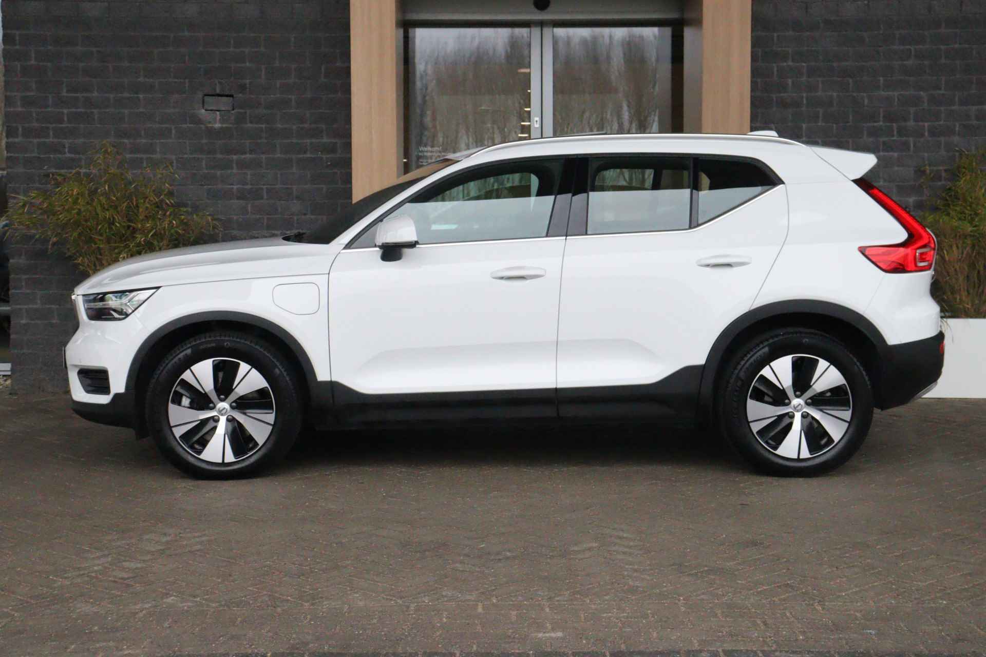 Volvo XC40 T4 Recharge Inscription | Schuifdak | Parkeercamera | Keyless Drive | Parkeersensoren voor+achter | - 2/41