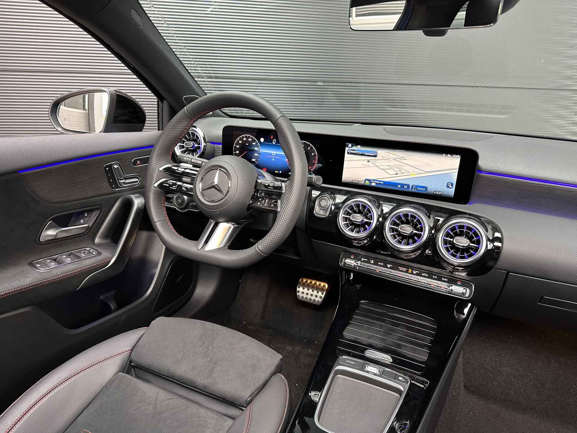 Mercedes-Benz A-klasse 200 AMG Line | Premium PLUS | Nightpakket | Panoramadak | Memorystoelen verwarmd | 360° camera | Burmester | Head-up display | Sfeerverlichting | Apple & Android Carplay | Showmodel SALE - 3/11