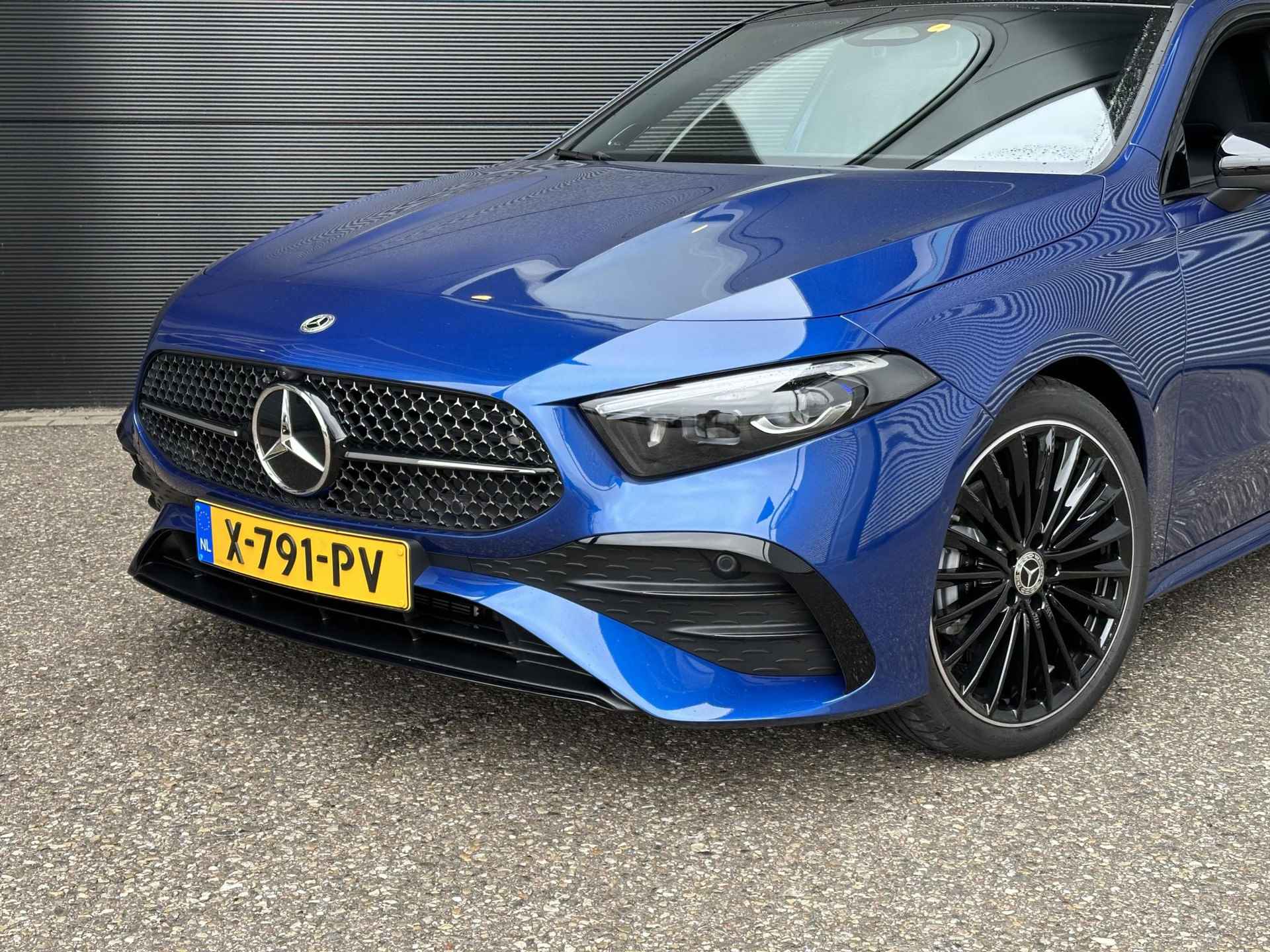 Mercedes-Benz A-klasse 200 AMG Line | Premium PLUS | Nightpakket | Panoramadak | Memorystoelen verwarmd | 360° camera | Burmester | Head-up display | Sfeerverlichting | Apple & Android Carplay | Showmodel SALE - 8/11