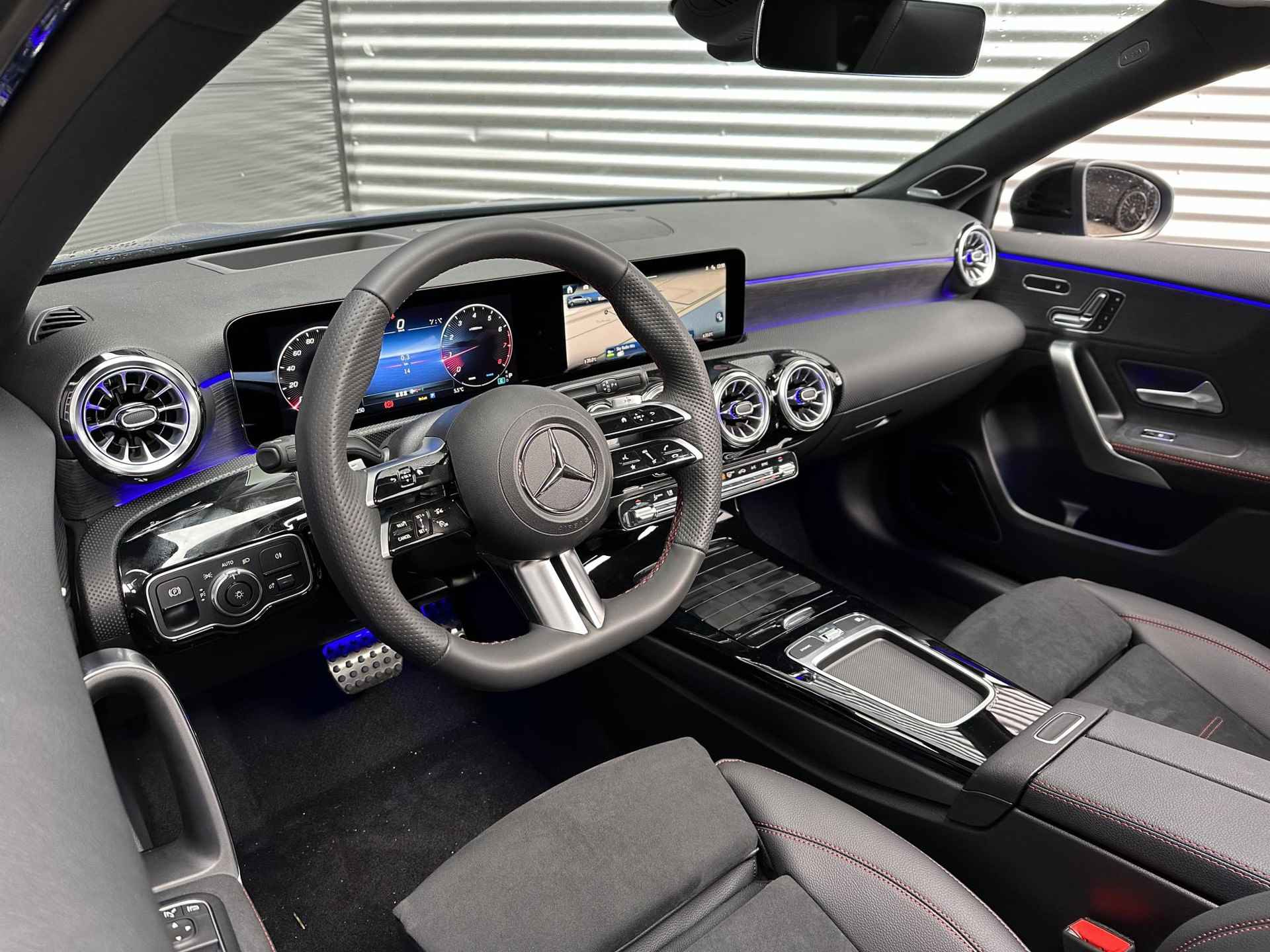 Mercedes-Benz A-klasse 200 AMG Line | Premium PLUS | Nightpakket | Panoramadak | Memorystoelen verwarmd | 360° camera | Burmester | Head-up display | Sfeerverlichting | Apple & Android Carplay | Showmodel SALE - 11/11