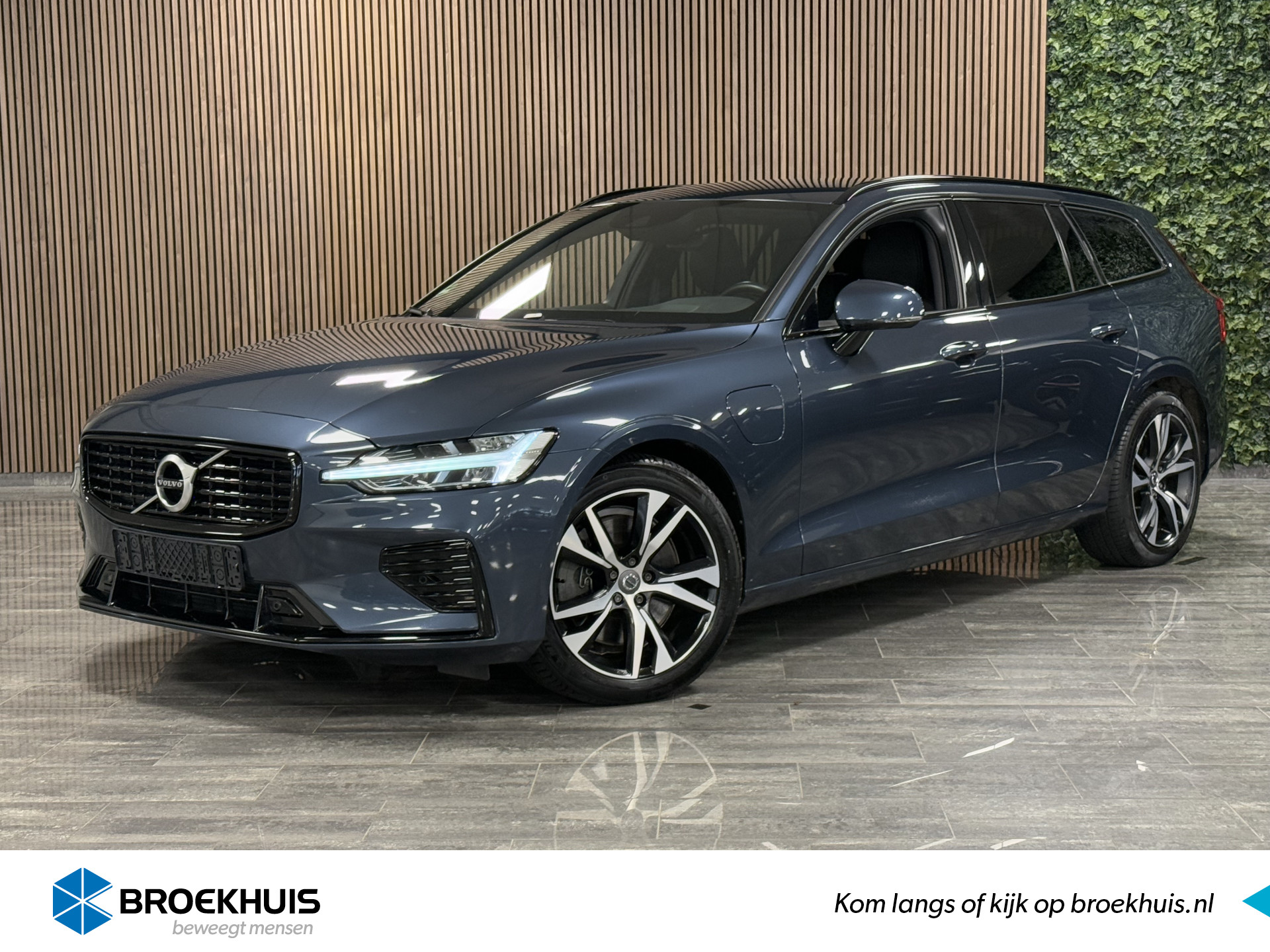 Volvo V60 T6 AWD Recharge R-Design | Stoel en Stuurwielverwarming | Parkeercamera | BLIS Dode Hoek Detectie | Bestuurdersstoel elektrisch