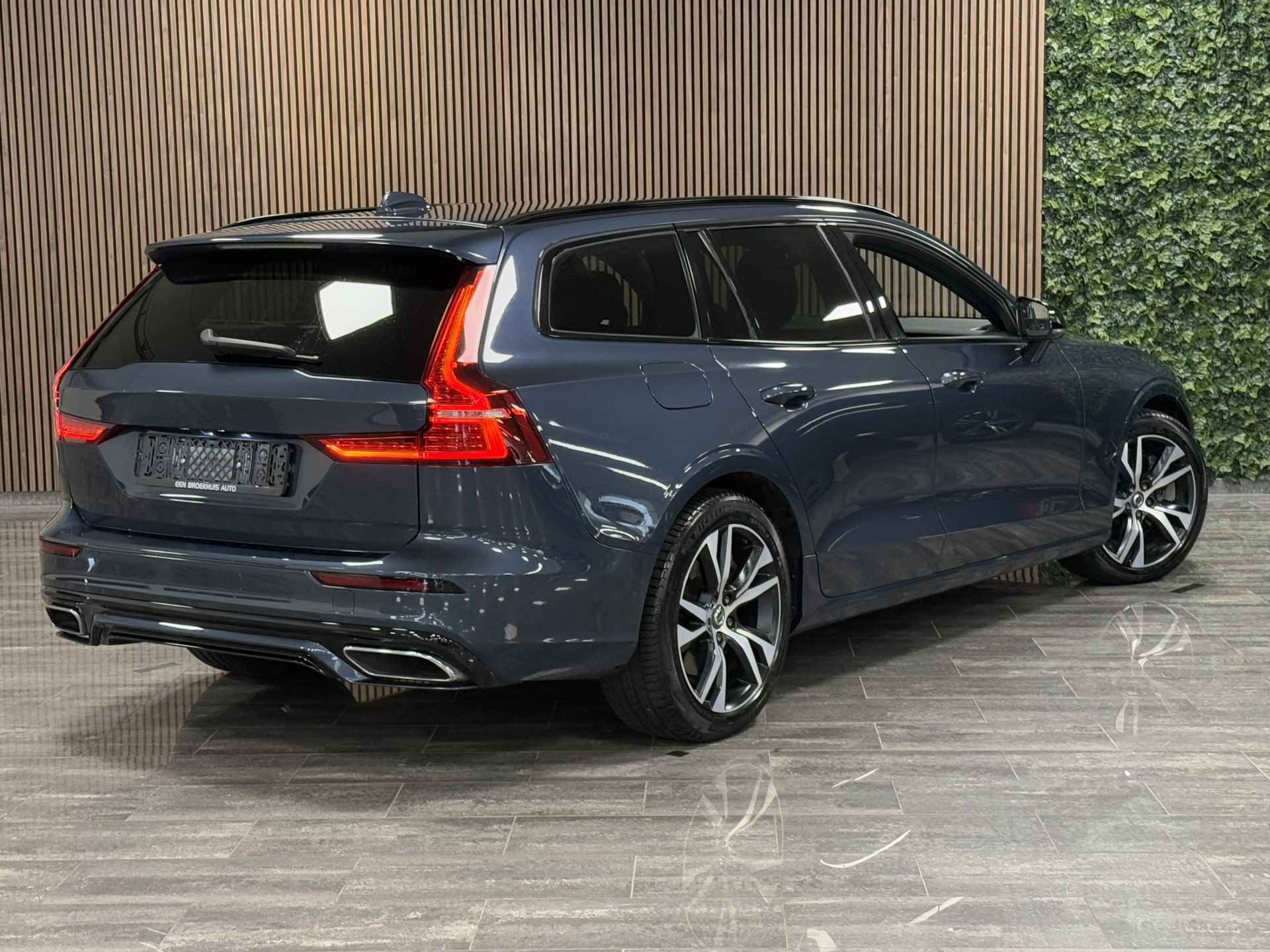 Volvo V60 T6 AWD Recharge R-Design | Stoel en Stuurwielverwarming | Parkeercamera | BLIS Dode Hoek Detectie | Bestuurdersstoel elektrisch - 2/30