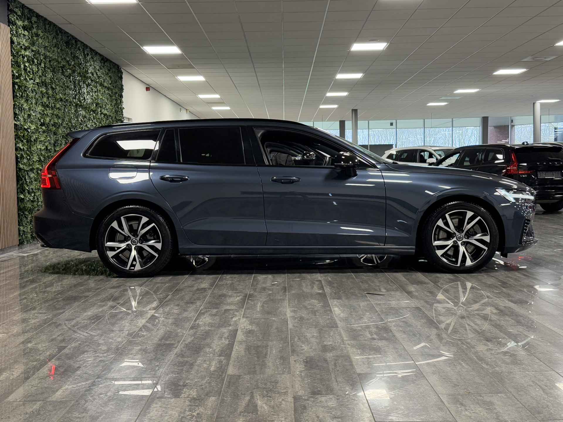 Volvo V60 T6 AWD Recharge R-Design | Stoel en Stuurwielverwarming | Parkeercamera | BLIS Dode Hoek Detectie | Bestuurdersstoel elektrisch - 3/30