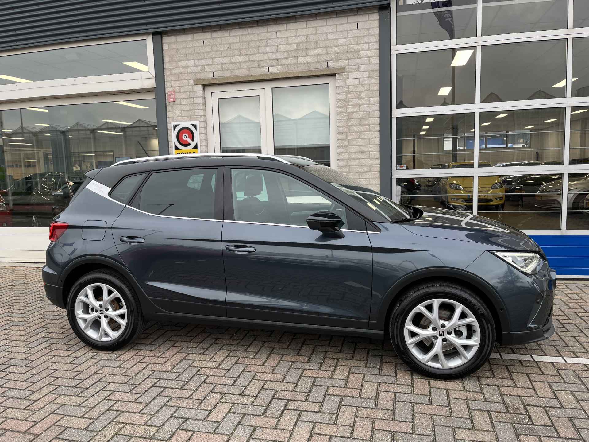 SEAT Arona 1.0 TSI FR Business Intense / AUTOMAAT/ 18.000 KM/ CAMERA/ PARK. SENSOREN/ LED/ DCC/ CRUISE/ STOEL VERWARM./ KEYLESS/ APP CONNECT/ NAVI/ CLIMA/ DAB/ - 42/46