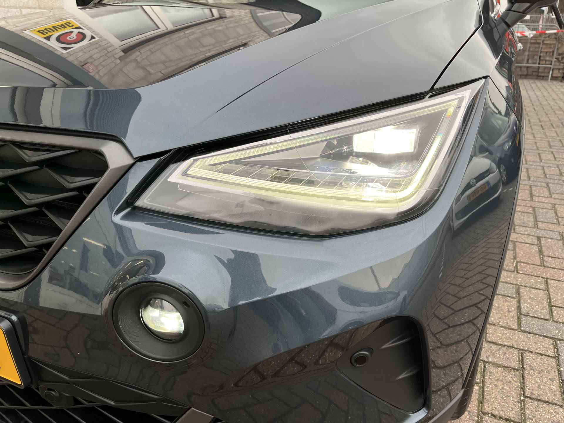 SEAT Arona 1.0 TSI FR Business Intense / AUTOMAAT/ 18.000 KM/ CAMERA/ PARK. SENSOREN/ LED/ DCC/ CRUISE/ STOEL VERWARM./ KEYLESS/ APP CONNECT/ NAVI/ CLIMA/ DAB/ - 44/46