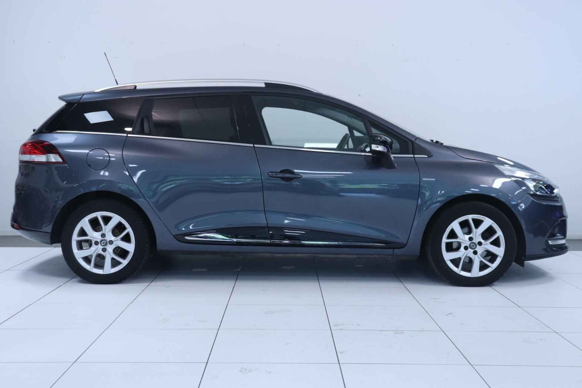 Renault Clio Estate TCe 90 Limited  | Navigatie | Parkeersensoren | Licht metalen velgen | - 18/28