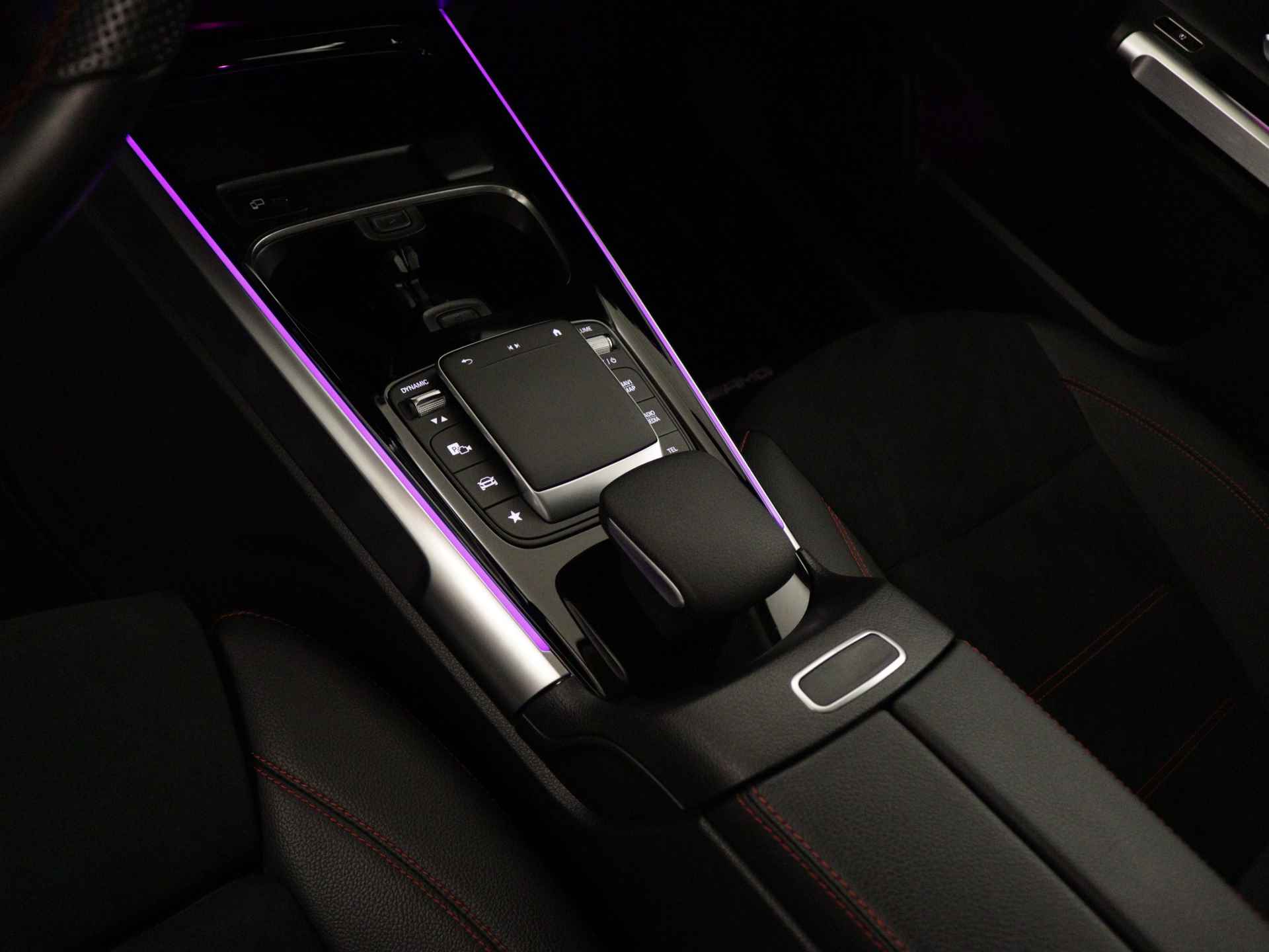 Mercedes-Benz GLB 200 AMG | Navigatie | Sfeerverlichting | Apple Carplay | Stoelverwarming | AMG-Line | Inclusief 24 maanden MB Certified garantie voor Europa. - 12/42