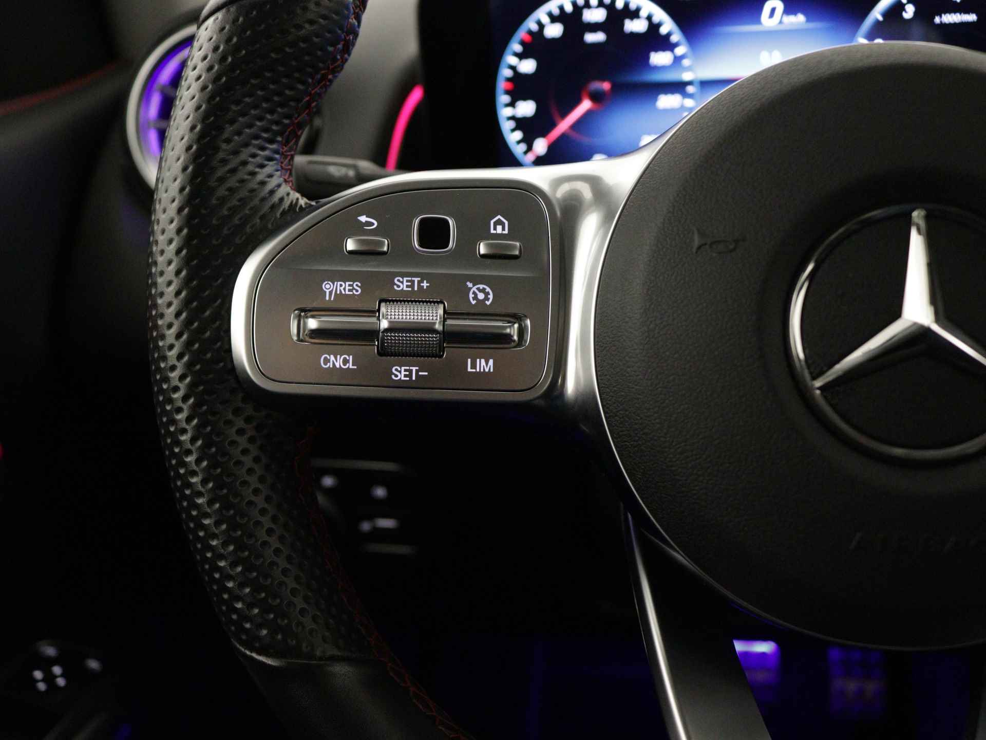 Mercedes-Benz GLB 200 AMG | Navigatie | Sfeerverlichting | Apple Carplay | Stoelverwarming | AMG-Line | Inclusief 24 maanden MB Certified garantie voor Europa. - 21/42