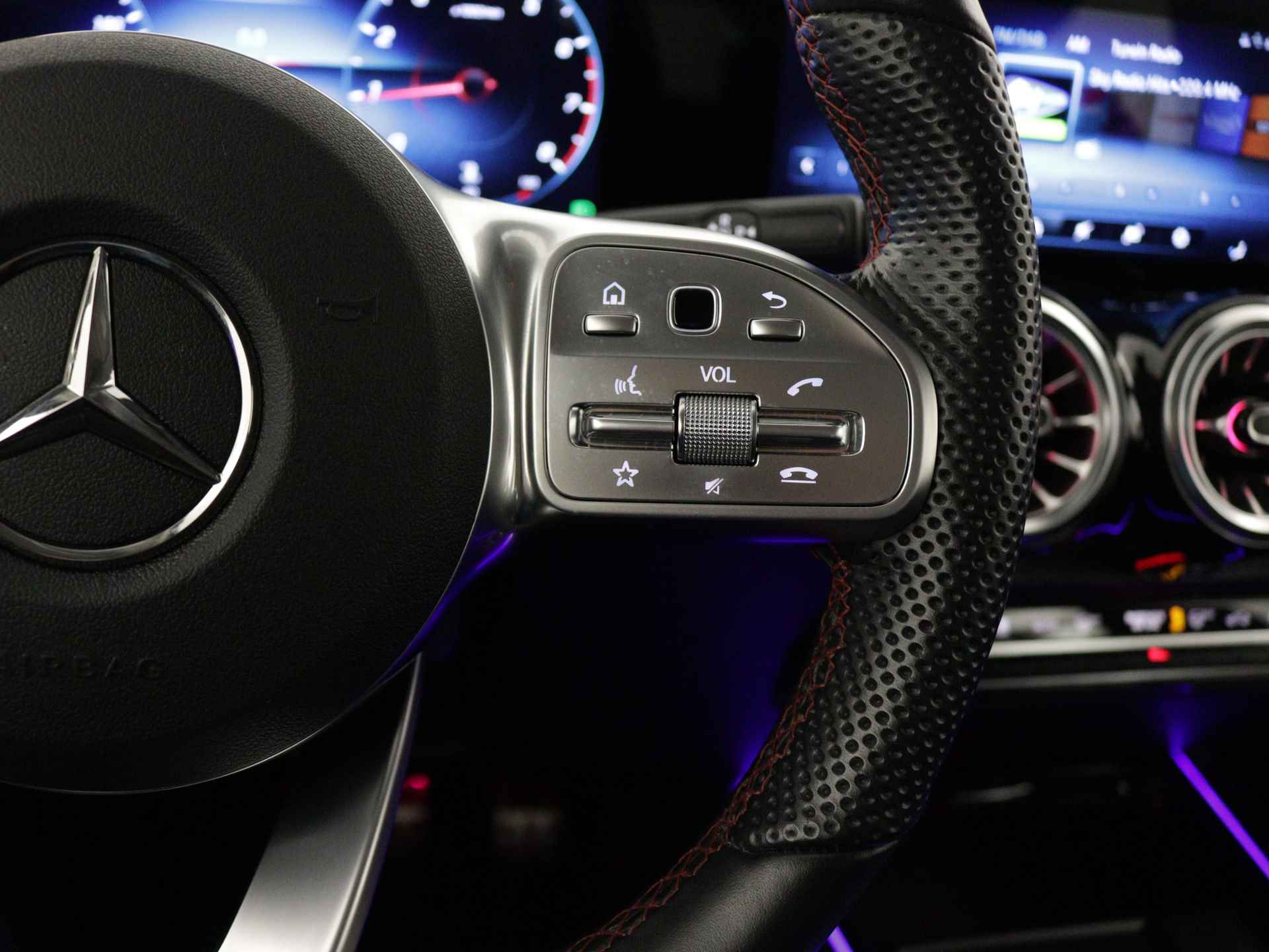 Mercedes-Benz GLB 200 AMG | Navigatie | Sfeerverlichting | Apple Carplay | Stoelverwarming | AMG-Line | Inclusief 24 maanden MB Certified garantie voor Europa. - 22/42