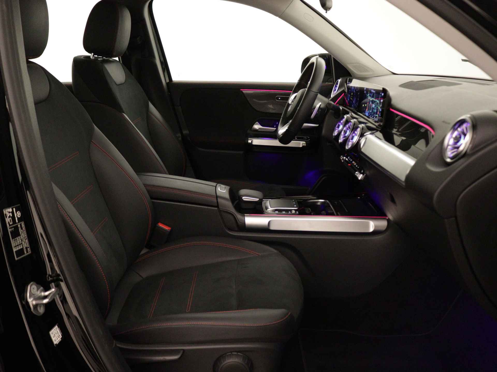 Mercedes-Benz GLB 200 AMG | Navigatie | Sfeerverlichting | Apple Carplay | Stoelverwarming | AMG-Line | Inclusief 24 maanden MB Certified garantie voor Europa. - 29/42