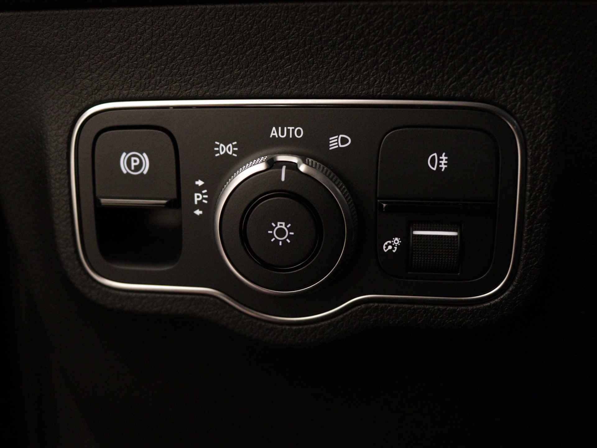 Mercedes-Benz GLB 200 AMG | Navigatie | Sfeerverlichting | Apple Carplay | Stoelverwarming | AMG-Line | Inclusief 24 maanden MB Certified garantie voor Europa. - 32/42