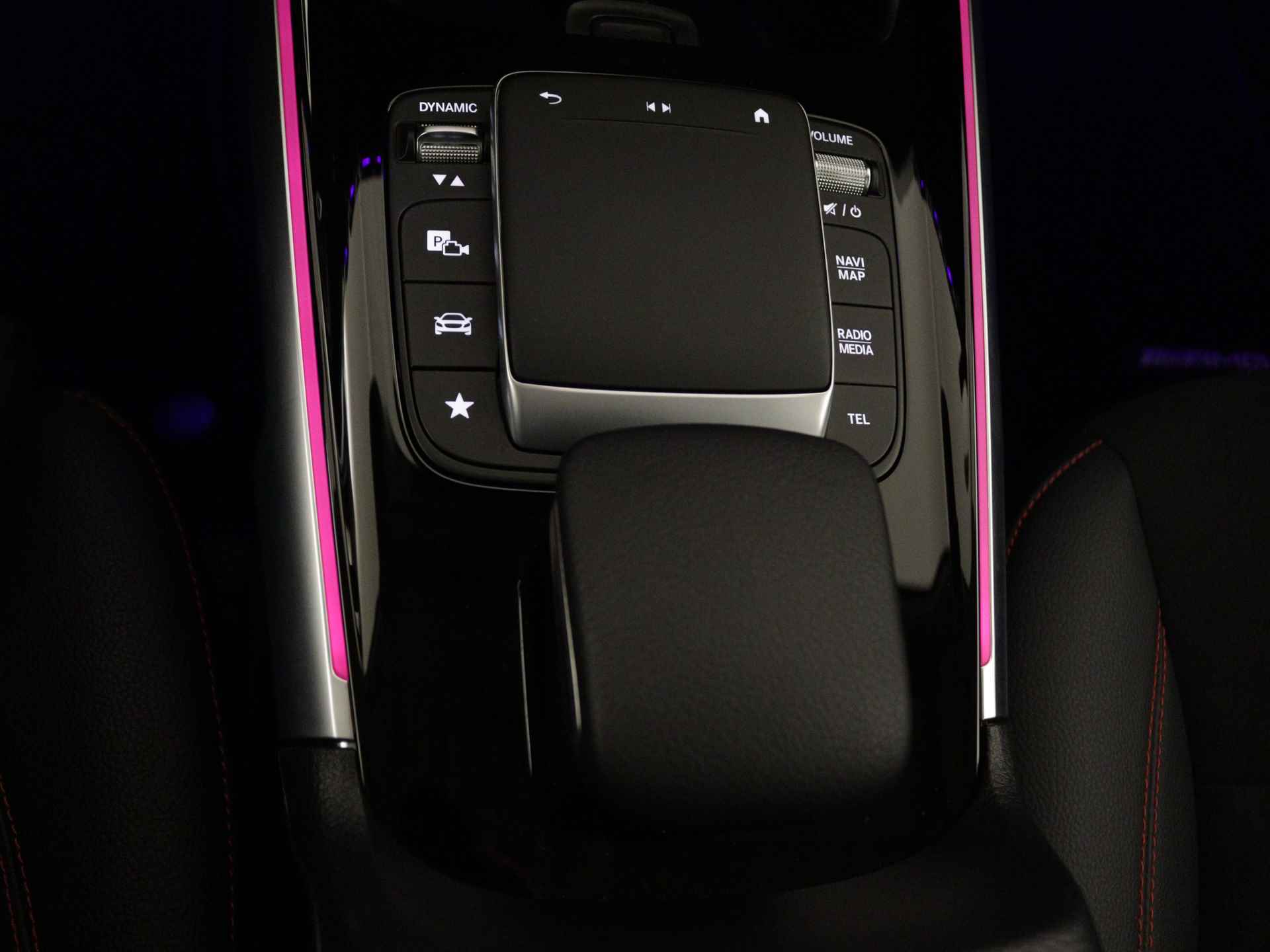 Mercedes-Benz GLB 200 AMG | Navigatie | Sfeerverlichting | Apple Carplay | Stoelverwarming | AMG-Line | Inclusief 24 maanden MB Certified garantie voor Europa. - 33/42