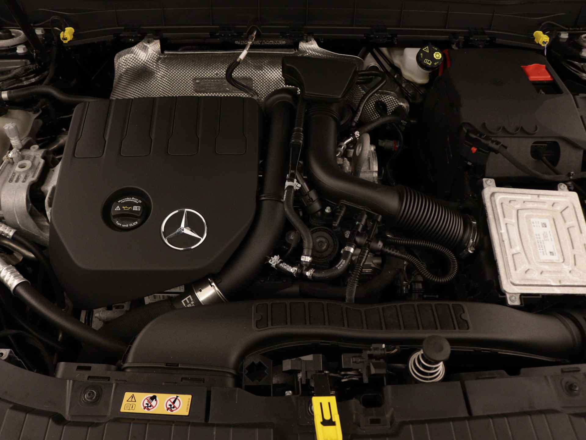 Mercedes-Benz GLB 200 AMG | Navigatie | Sfeerverlichting | Apple Carplay | Stoelverwarming | AMG-Line | Inclusief 24 maanden MB Certified garantie voor Europa. - 39/42