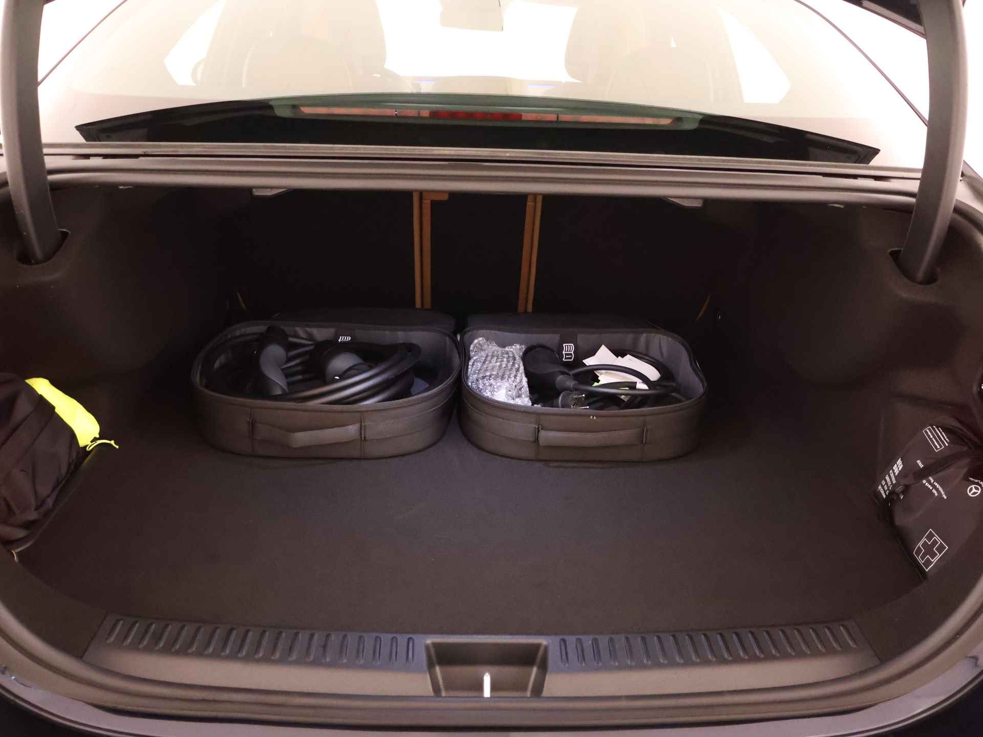 Mercedes-Benz E-Klasse 300 e Luxury Line | Trekhaak | Parkeerpakket met 360°-camera | Dodehoekassistent | Antidiefstalpakket URBAN GUARD PLUS | Burmester® 4D surround sound system | USB-pakket | 	Winter pakket | Ambient lighting plus | - 34/41