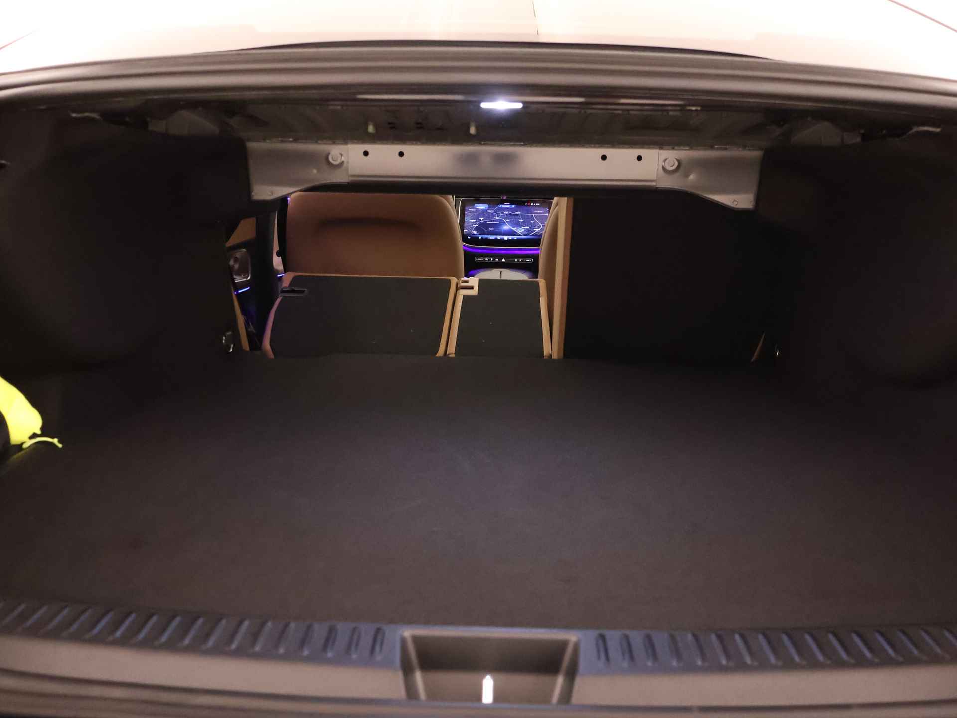 Mercedes-Benz E-Klasse 300 e Luxury Line | Trekhaak | Parkeerpakket met 360°-camera | Dodehoekassistent | Antidiefstalpakket URBAN GUARD PLUS | Burmester® 4D surround sound system | USB-pakket | 	Winter pakket | Ambient lighting plus | - 35/41